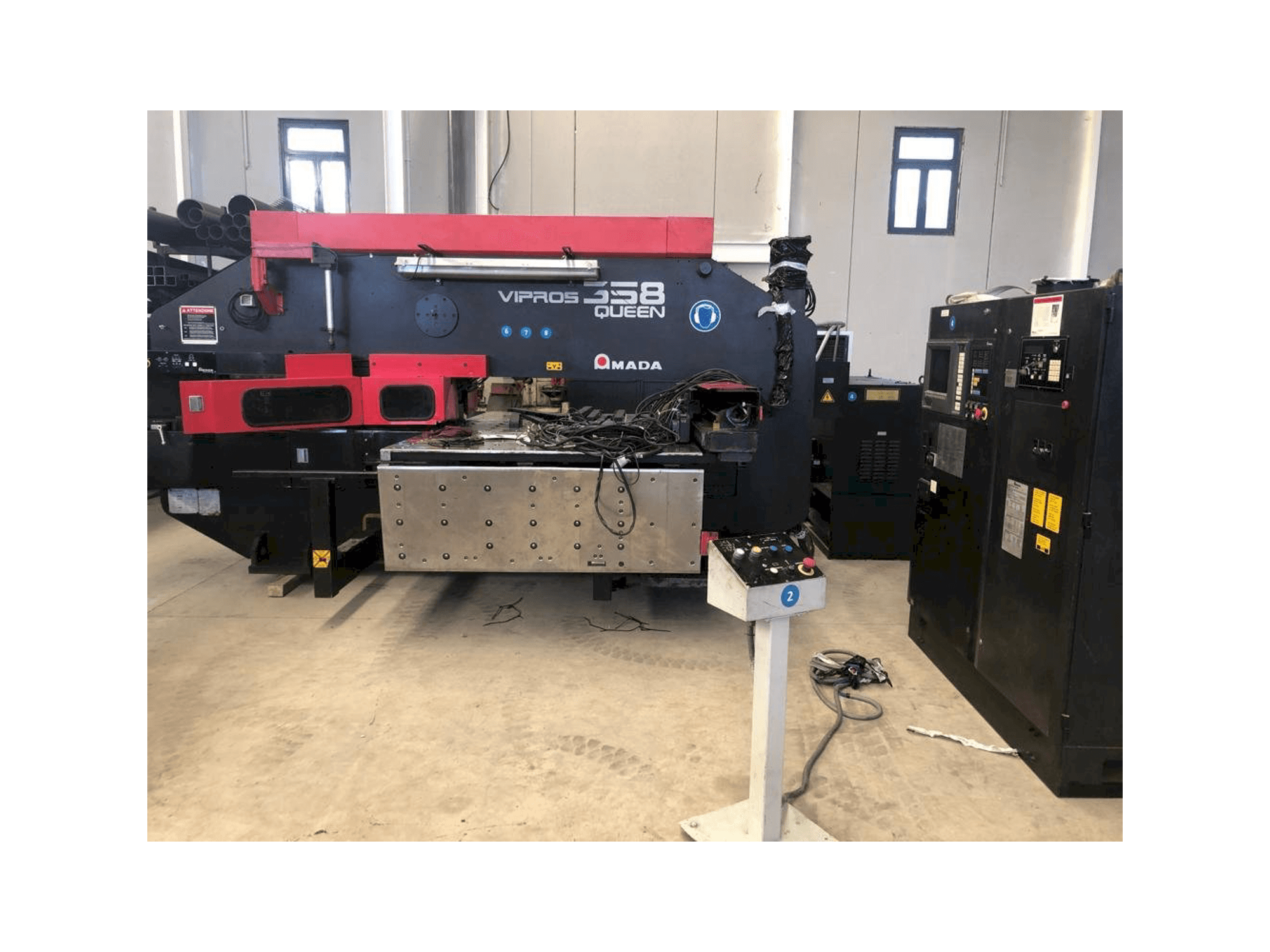 Frontansicht der AMADA Vipros 358 Queen Maschine