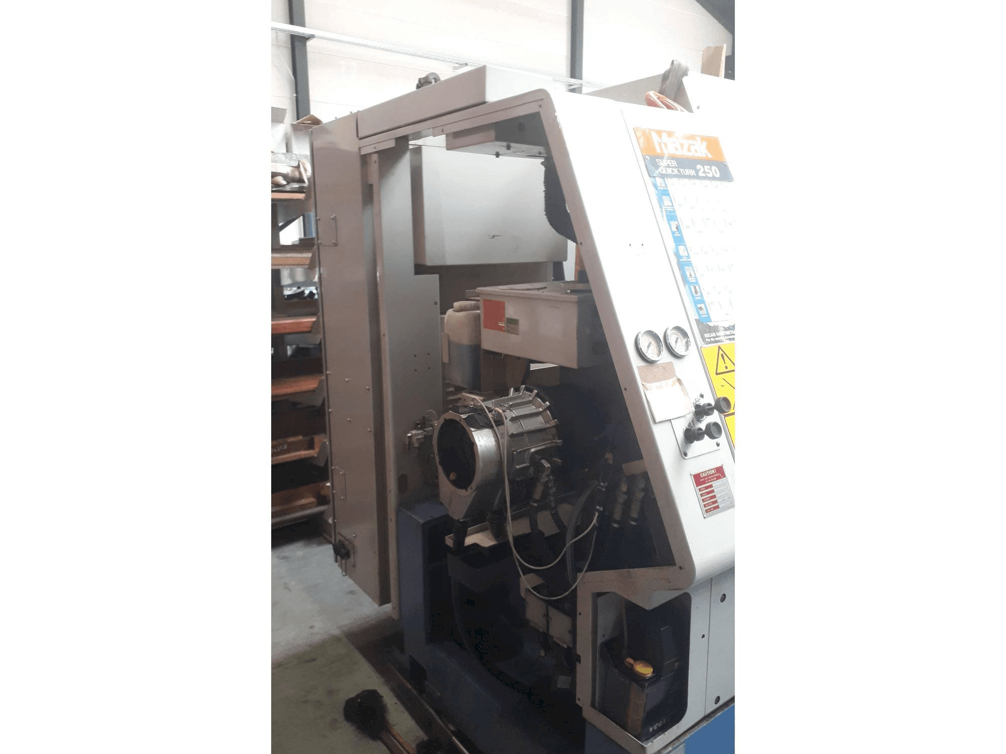 Linke Ansicht der Mazak Super Quick Turn 250 Maschine