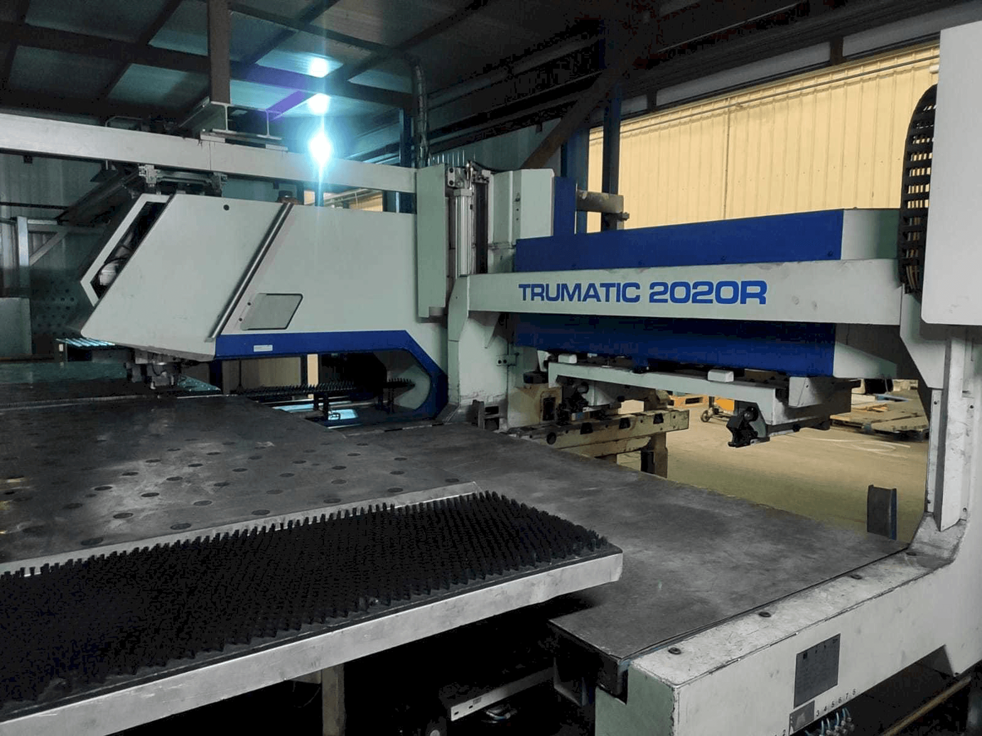 Frontansicht der Trumpf Trumatic 2020R Maschine