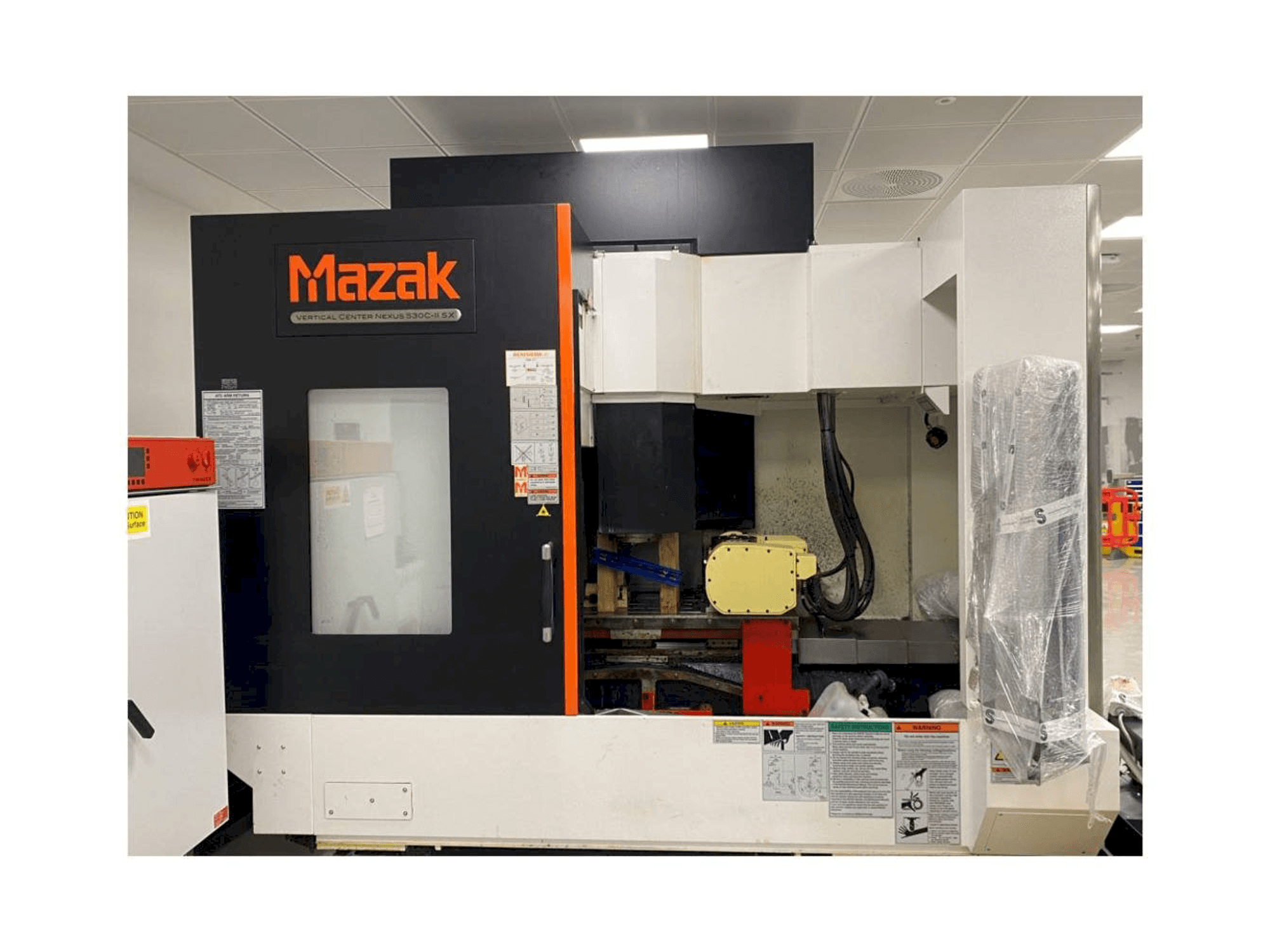 Frontansicht der Mazak Vertical Center Nexus 530C-II 5X Maschine