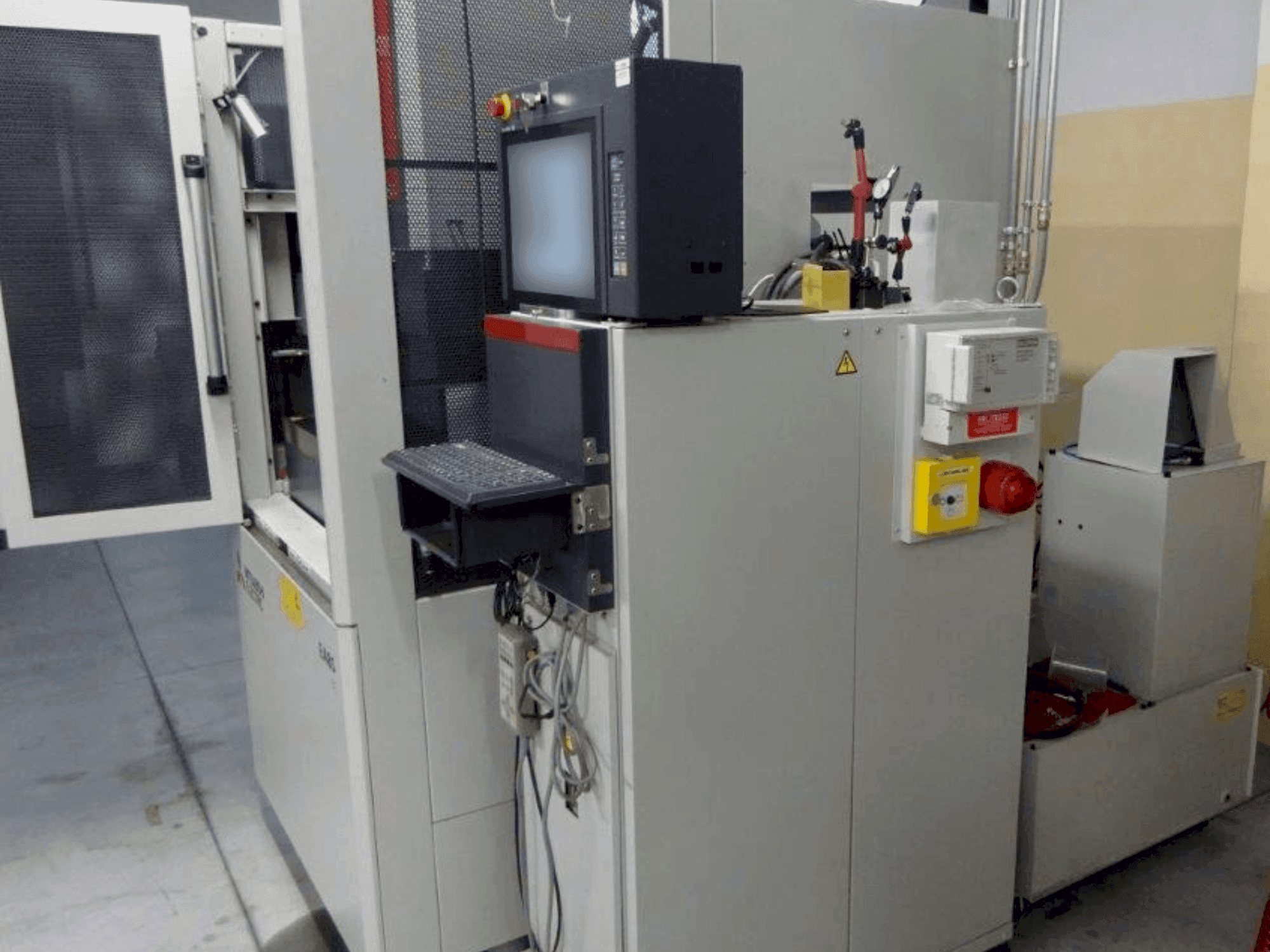 Frontansicht der Mitsubishi Electric EA8-S Maschine