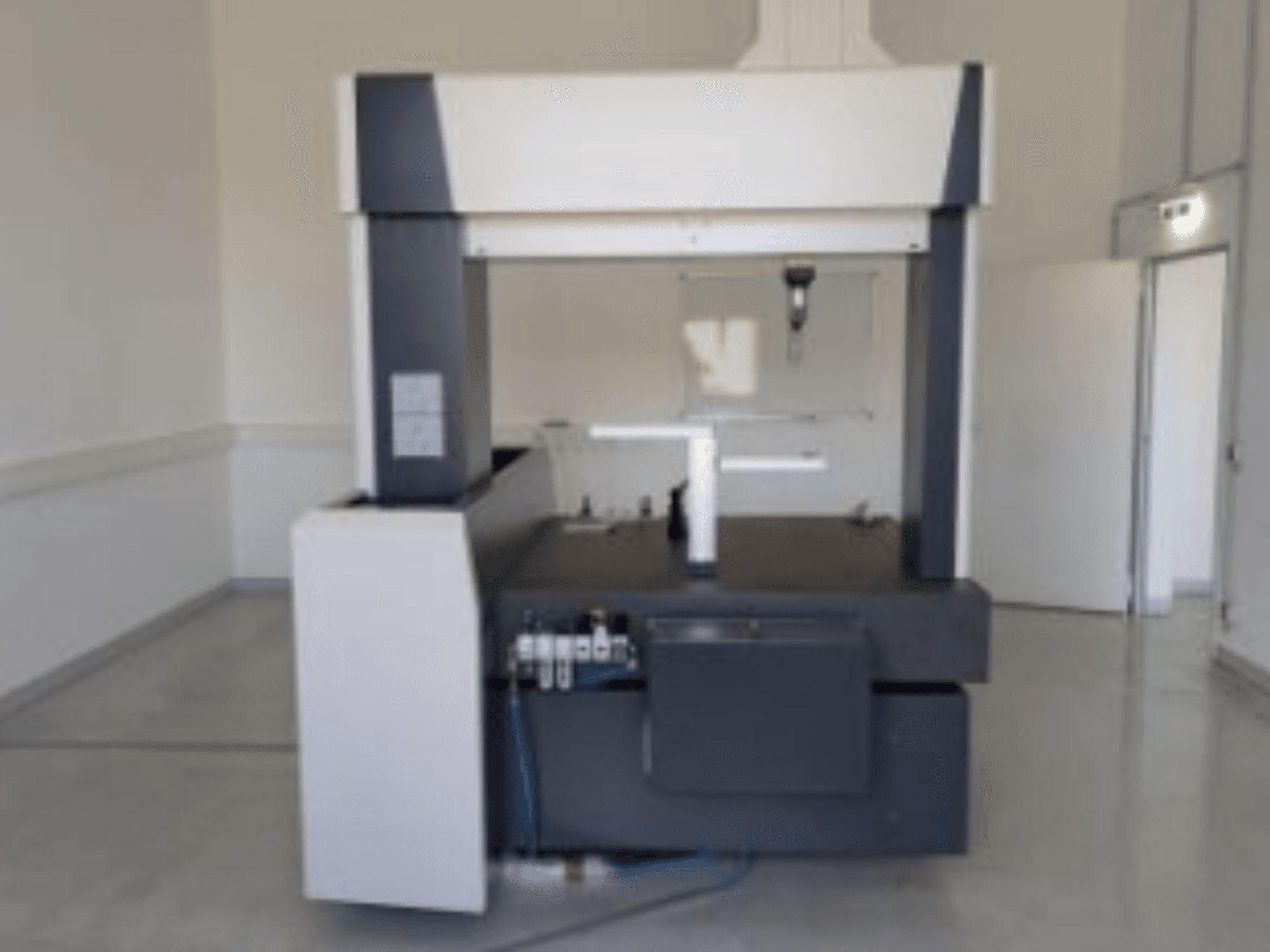 ZEISS Contura 9/12/8 RDS CMM in Frontansicht, mit großem Messtisch und Bedienfeld an der Seite.