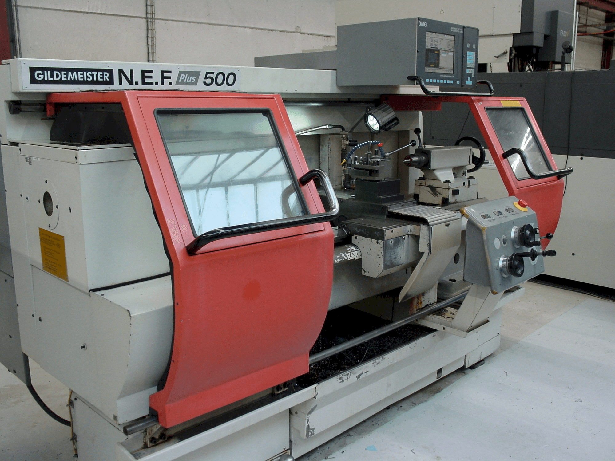Frontansicht der Gildemeister NEF Plus 500 Maschine