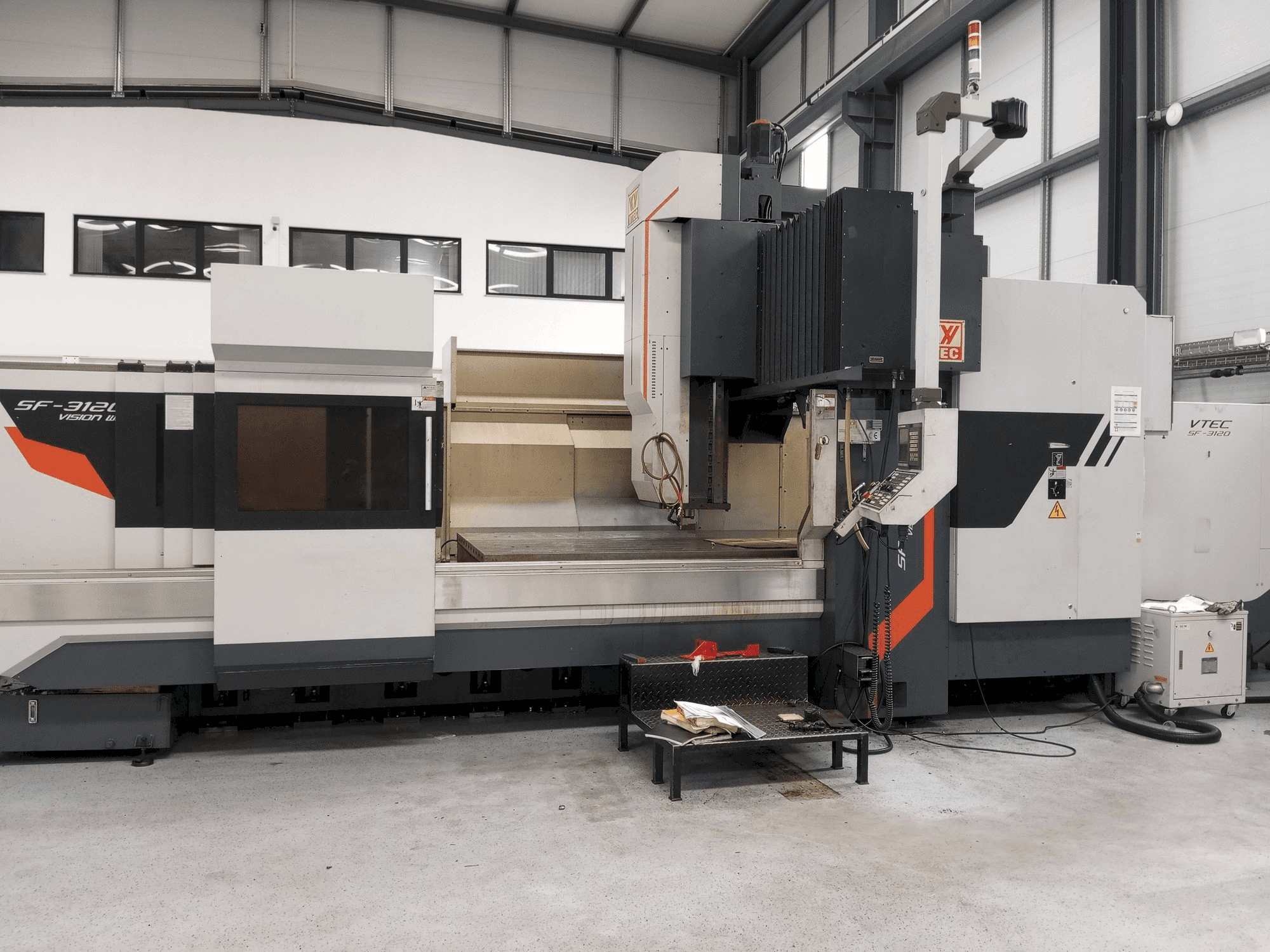 Frontansicht der Vision Wide VTEC SF-3120 Maschine