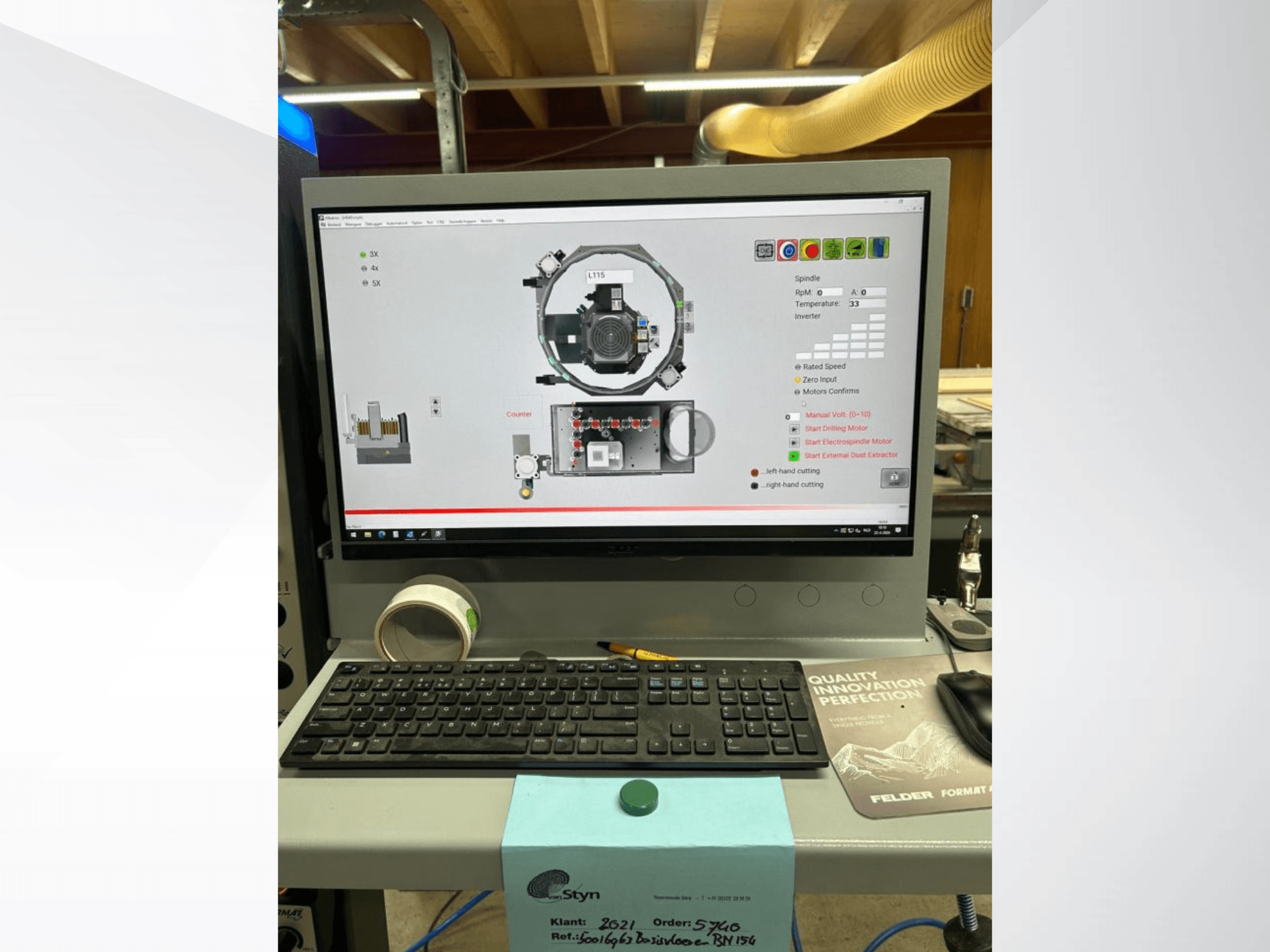 Vorderansicht der CNC-Maschinensteuerung FORMAT4 FELDER FORMAT 4 H100 mit einem Computerbildschirm, der die Betriebsdaten anzeigt.