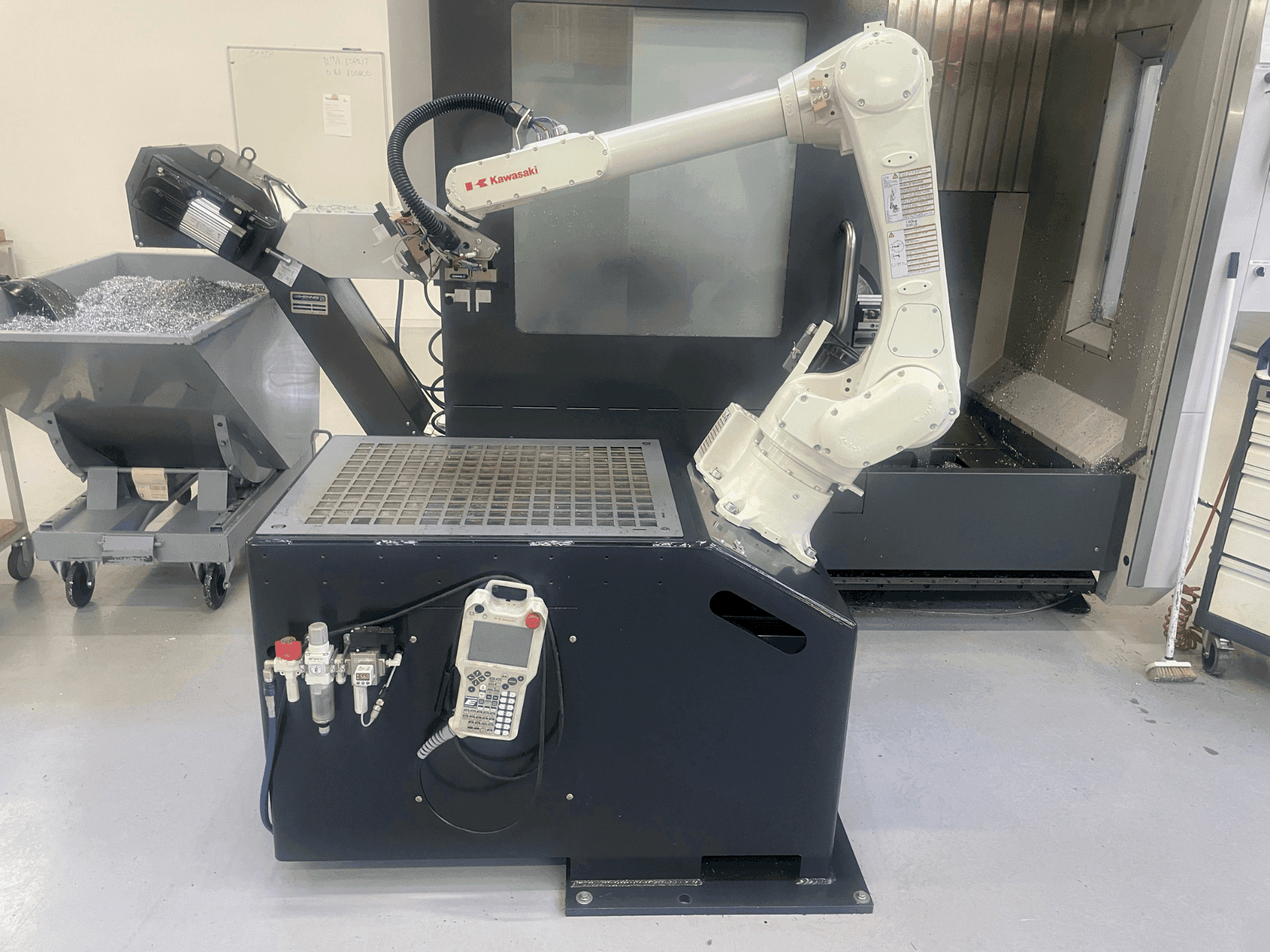 Frontansicht der Kawasaki RS006L Maschine