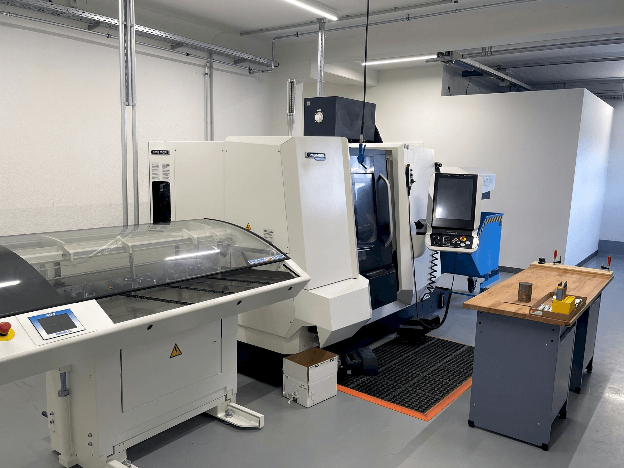 Frontansicht der DMG Mori Seiki CLX 350 V6 Maschine