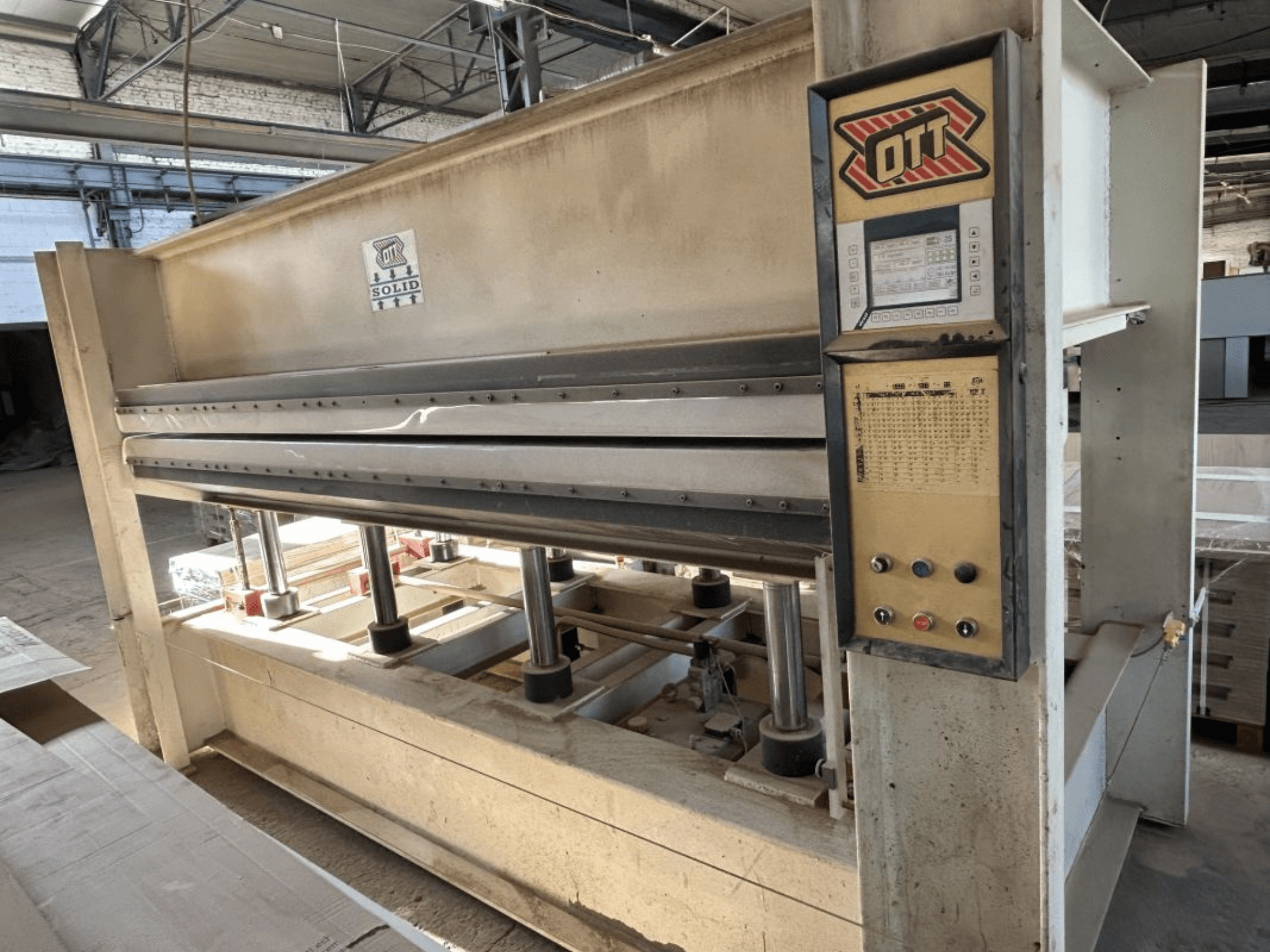 Vorderansicht der Laminierpresse OTT SOLID 16-32 mit Bedienfeld und Hydraulikkomponenten.