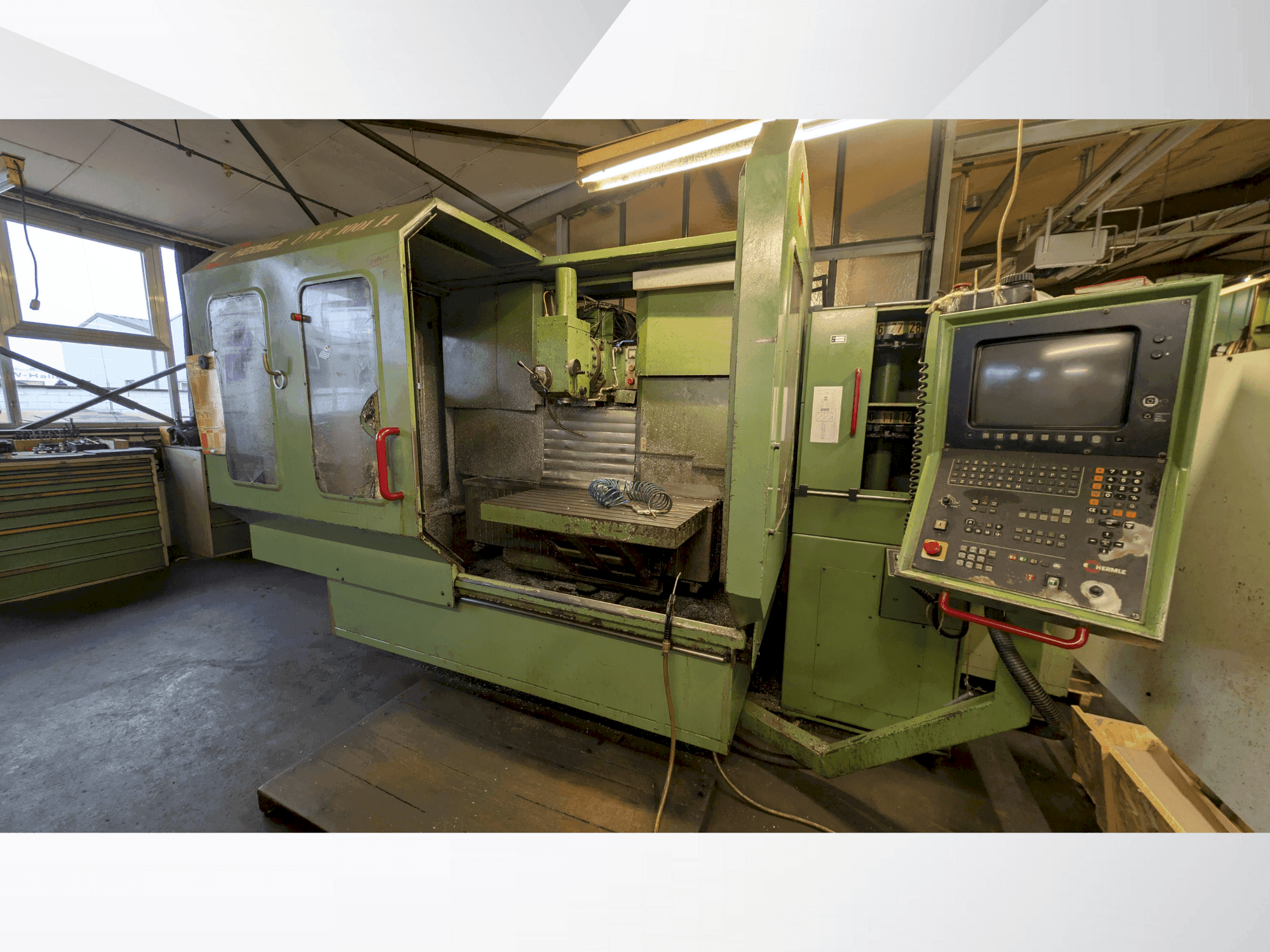 Frontansicht der HERMLE 1001 Maschine