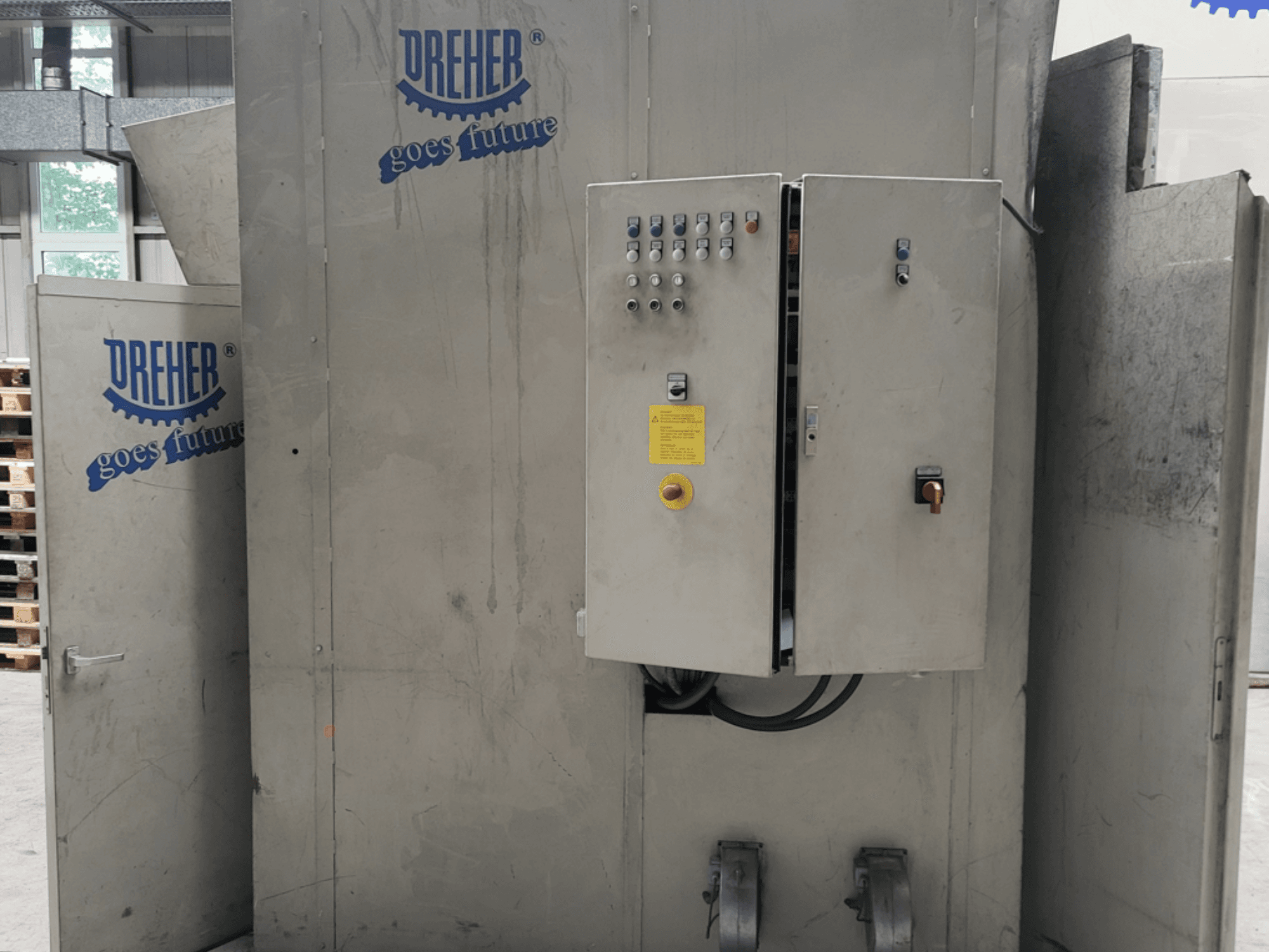 Kunststoffverarbeitungsmaschine DREHER S 42/65 GFS-15 GR, Vorderansicht mit Bedienfeld und Logos, industrielle Umgebung.
