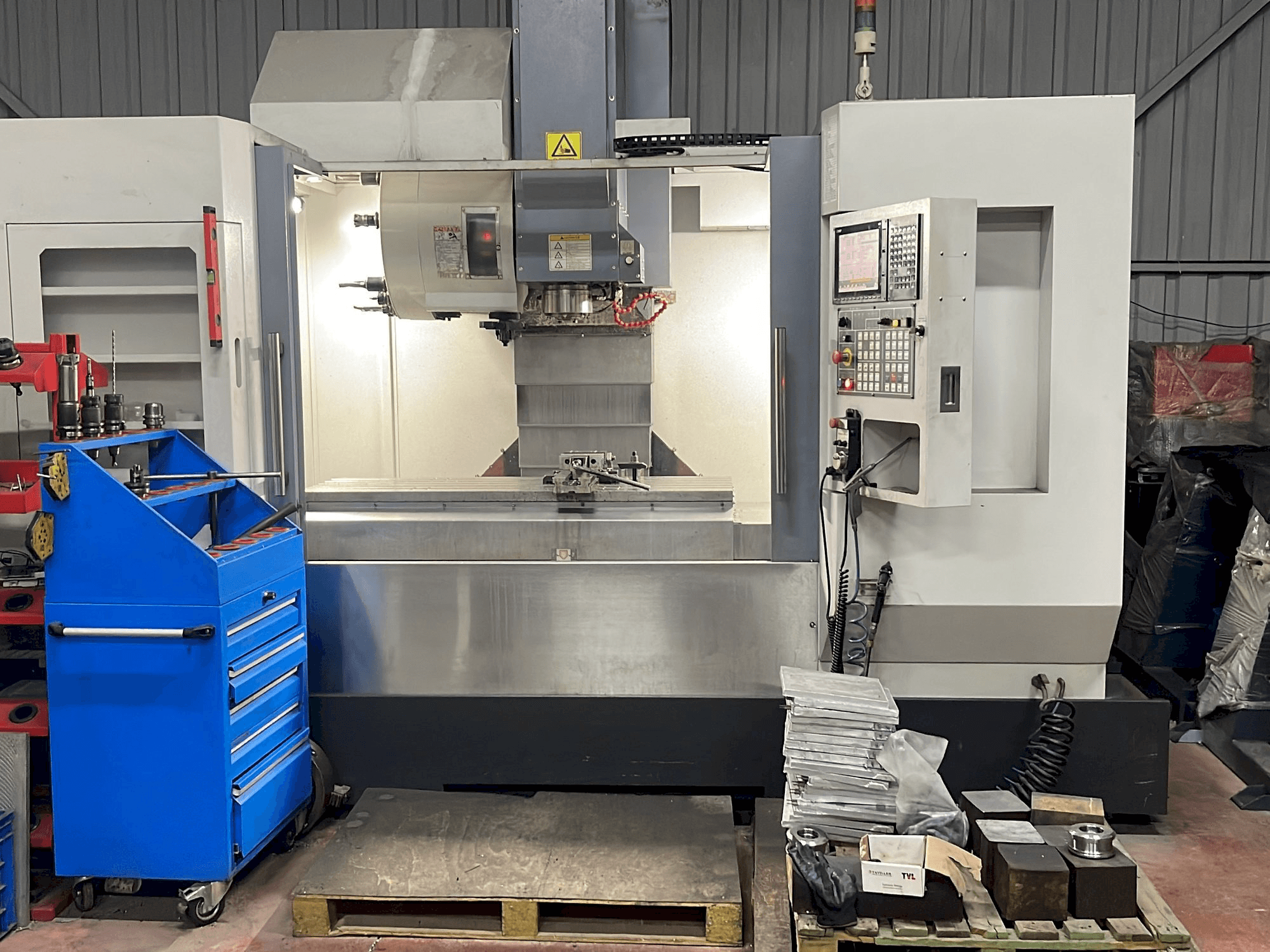 Frontansicht der Akira Seiki SR2XP Maschine