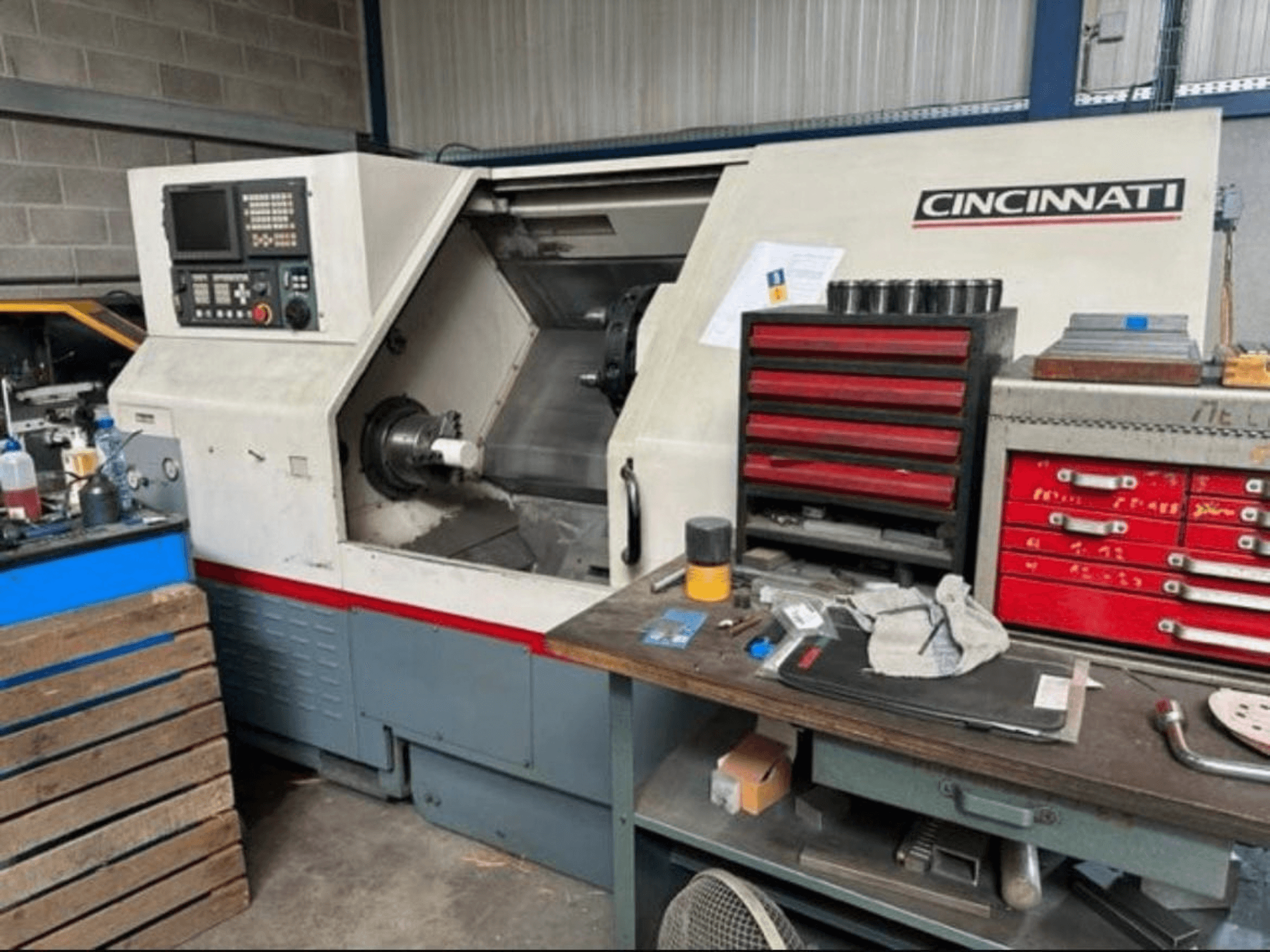 Horizontaldrehmaschine Cincinnati HAWK 200, Seitenansicht mit Bedienfeld, Arbeitsbereich und angrenzendem Werkzeuglager.