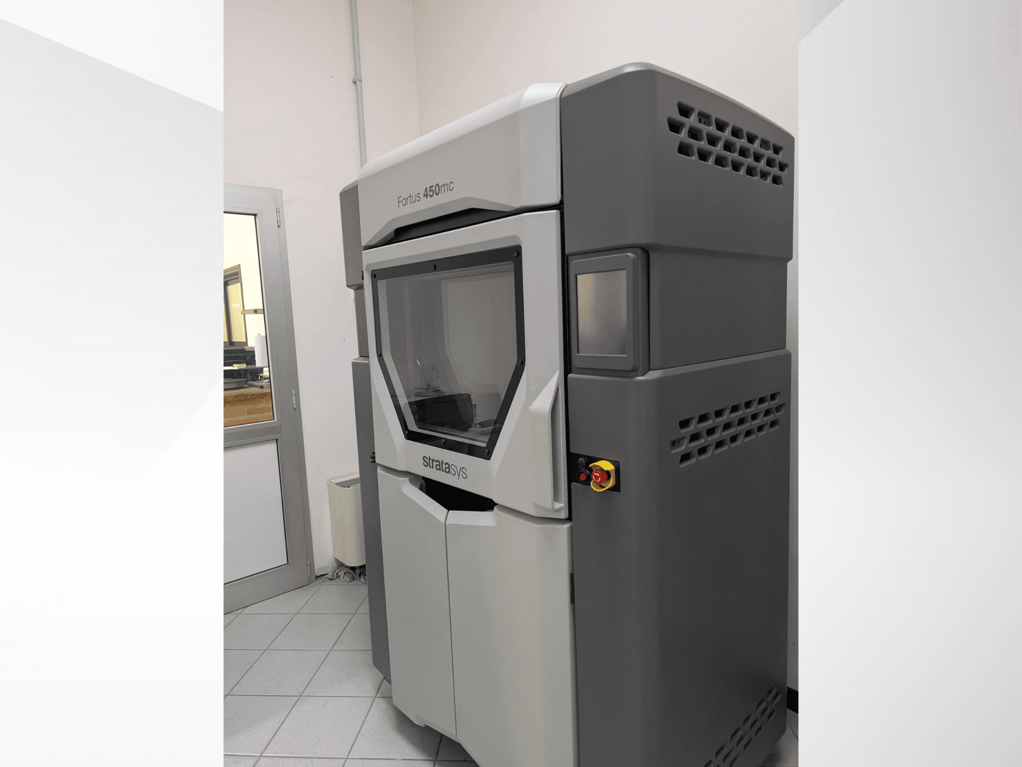 Stratasys FORTUS 450mc Kunststoff-3D-Drucker in einer Seitenansicht, die ein schlankes Design und ein Bedienfeld zeigt.