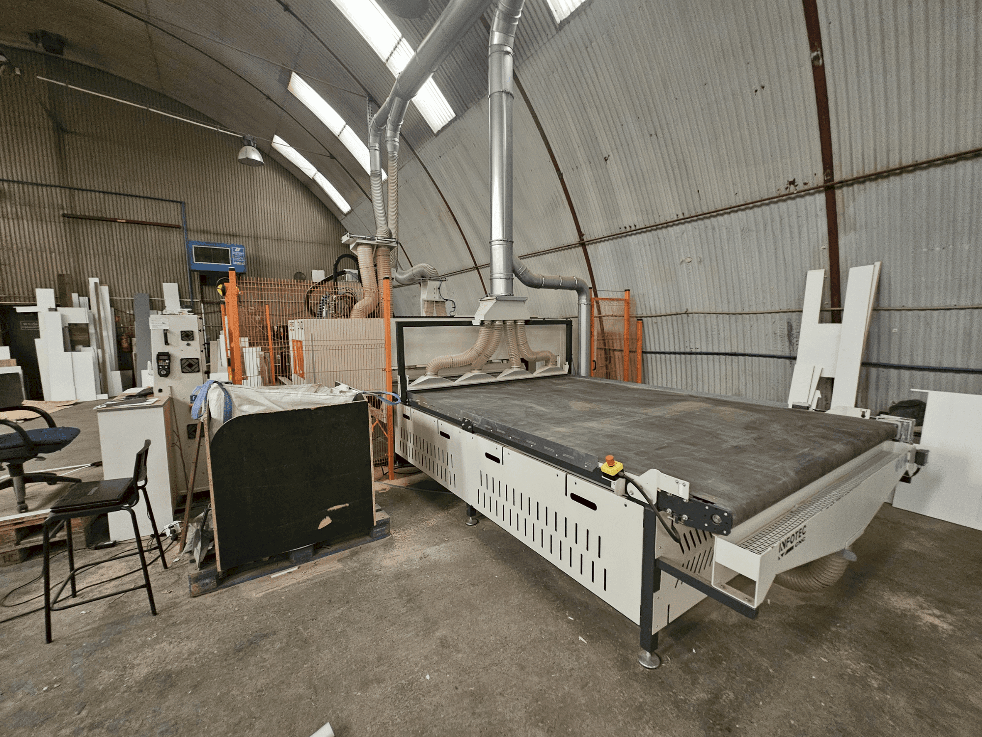 Frontansicht der INFOTEC 3121 PRO EVO Maschine