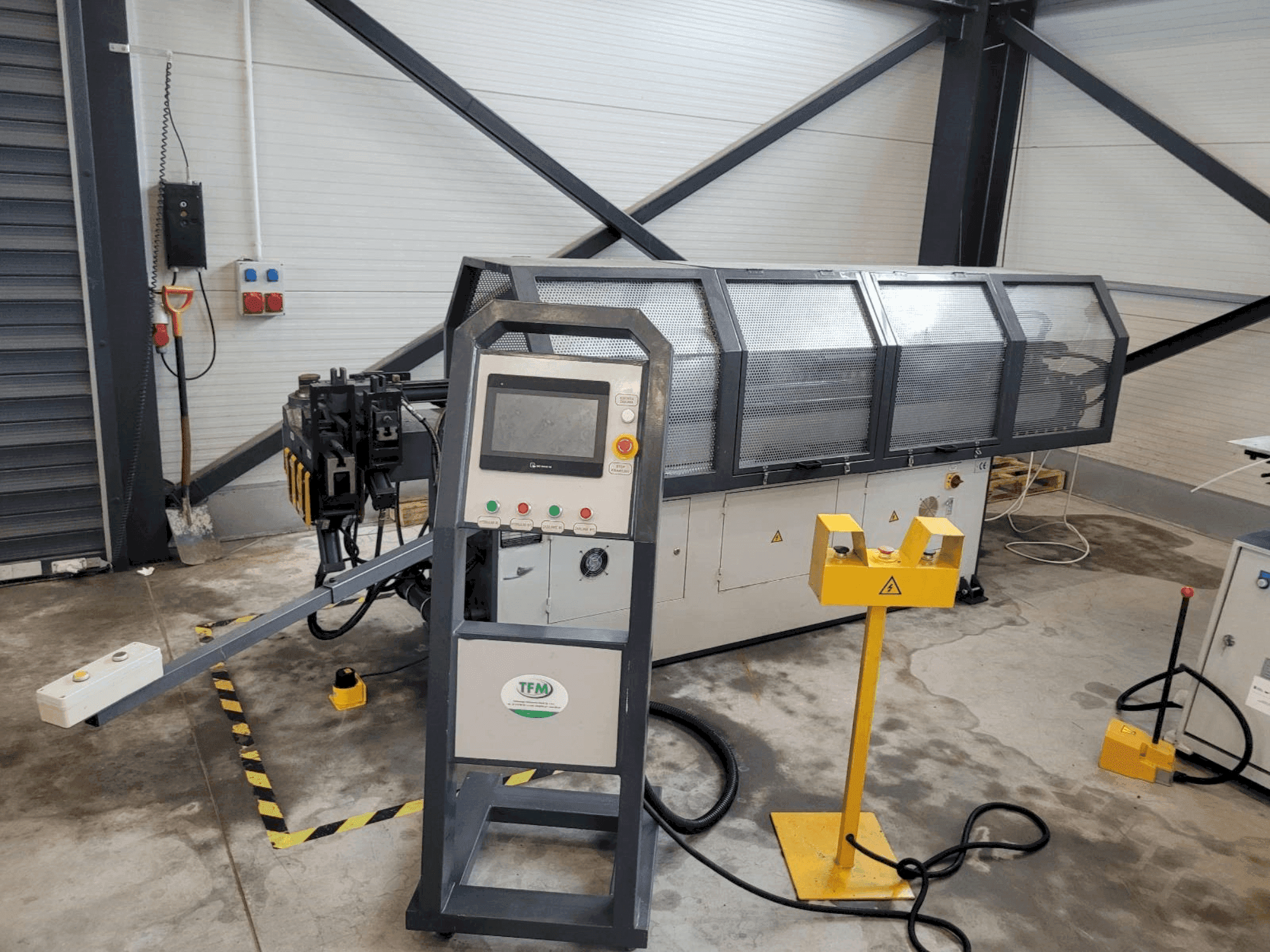 Frontansicht der TFM GM-SB-38CNC- 2A1S Maschine