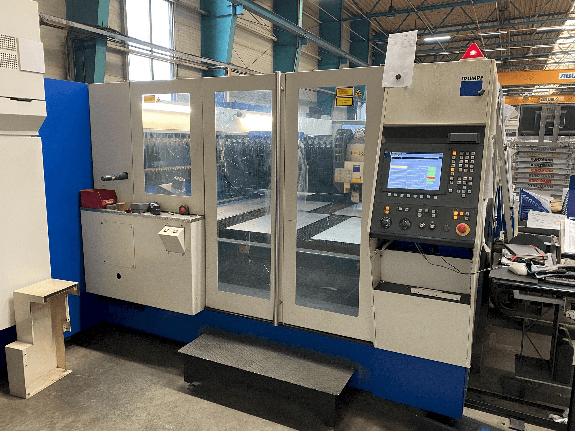 Frontansicht der Trumpf laser 5040 Maschine