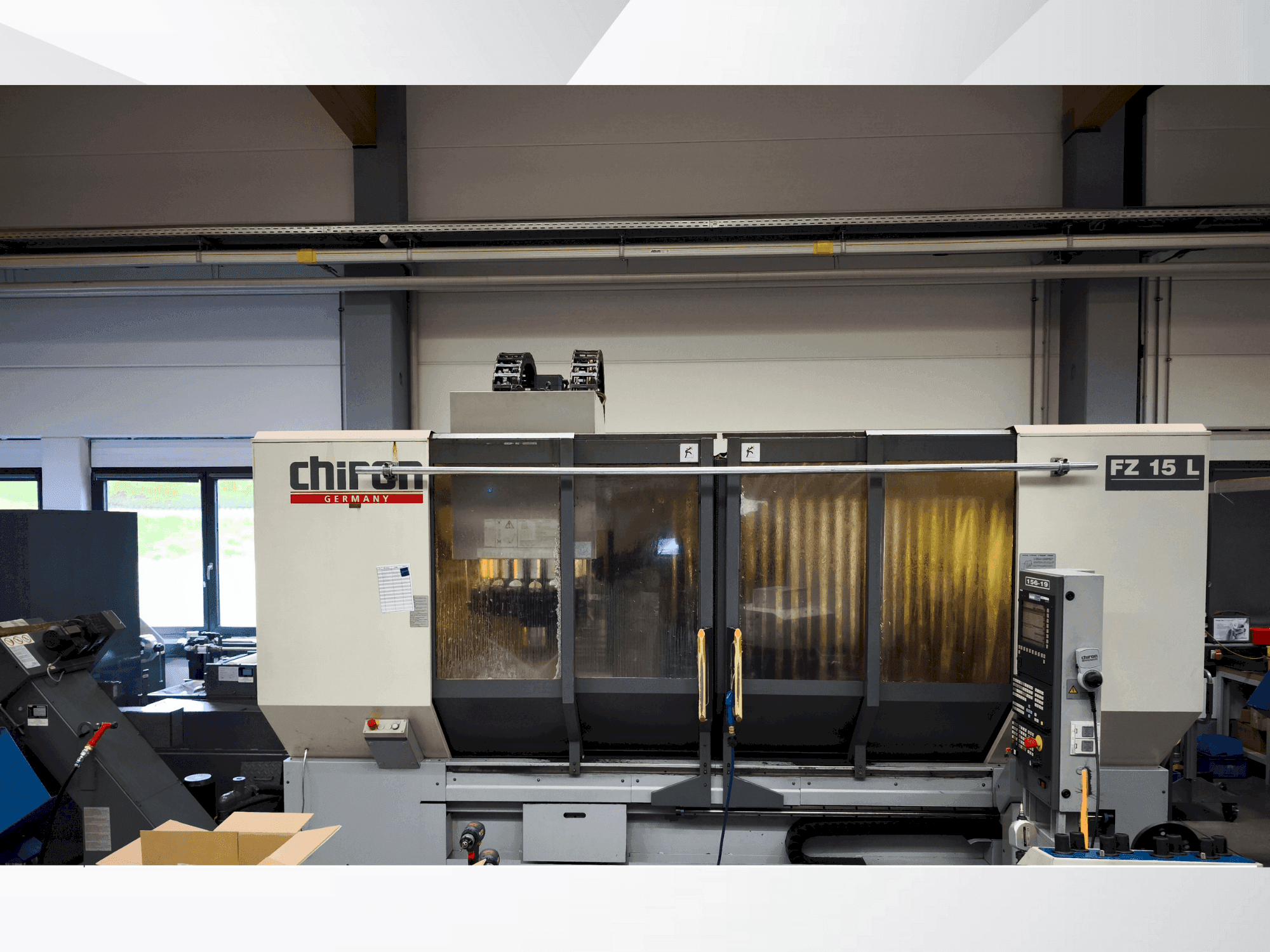 Frontansicht der CHIRON FZ 15 L Maschine