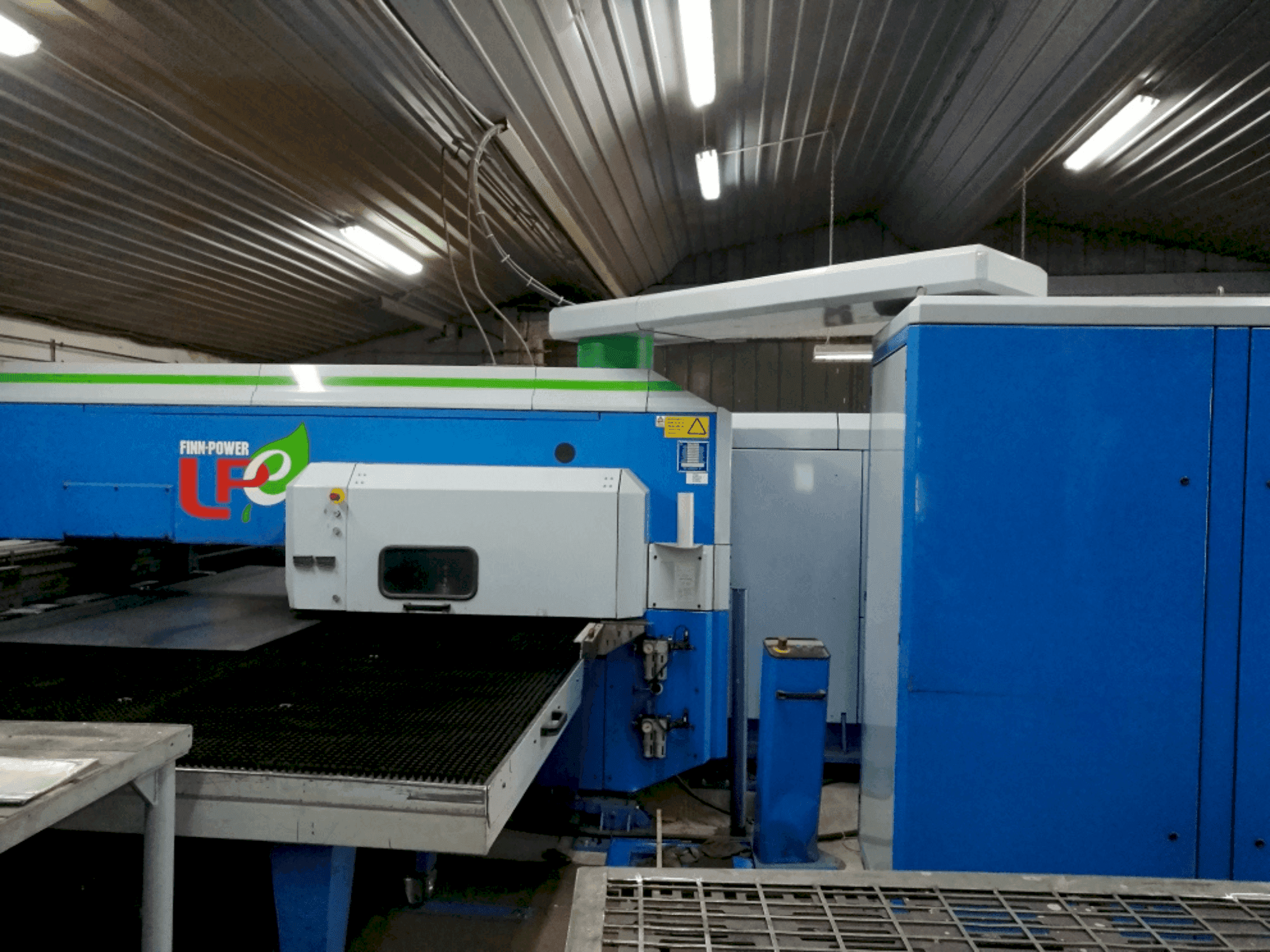 Frontansicht der Finn-Power LPE5 SWUH Maschine