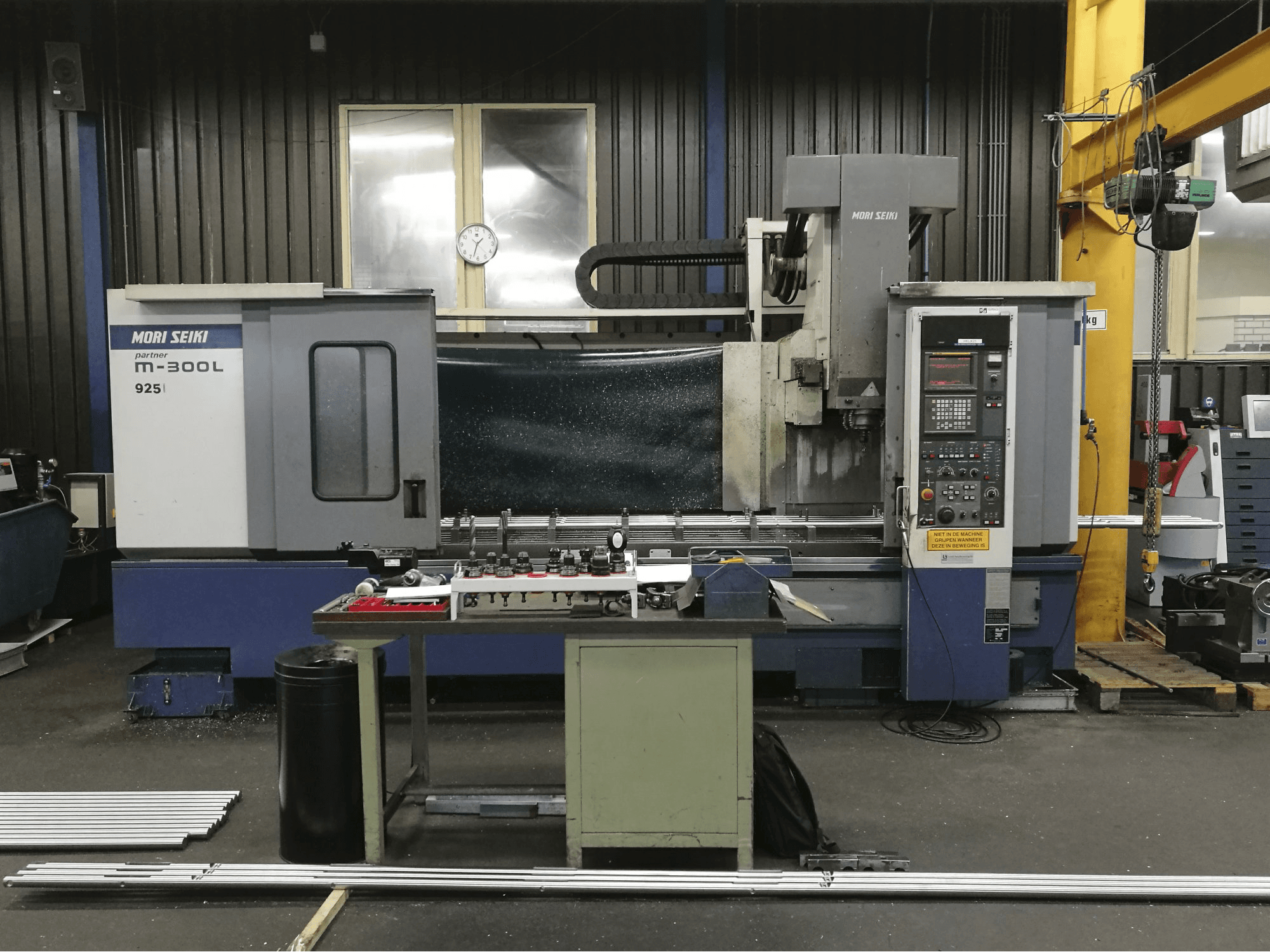 Frontansicht der MORI SEIKI M-300L2 Maschine