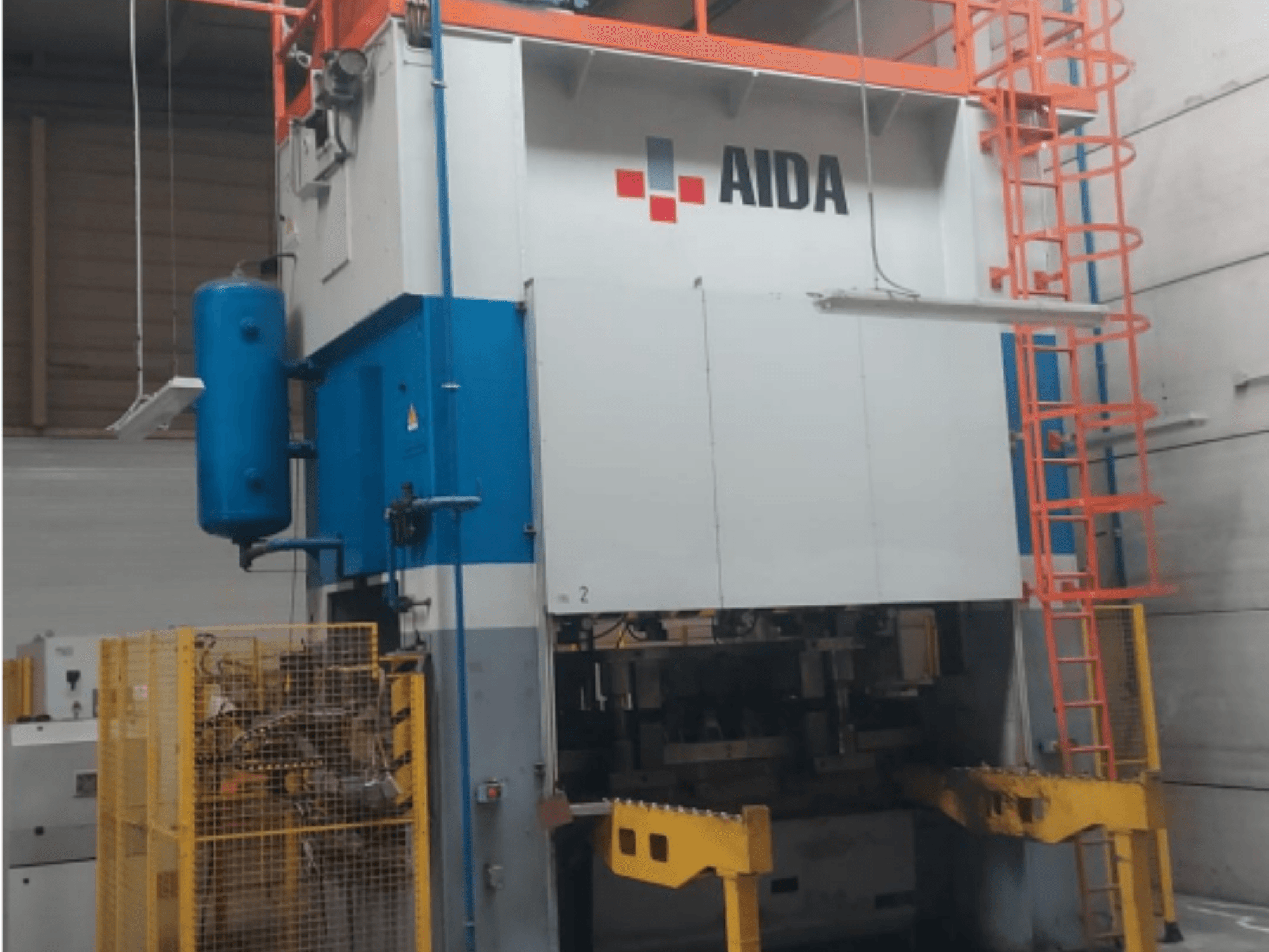 Mechanische Stanzpresse AIDA 315/2MR/LD/TE 3, Vorderansicht mit blauem und weißem Gehäuse, gelbem Sockel und Sicherheitskäfig.