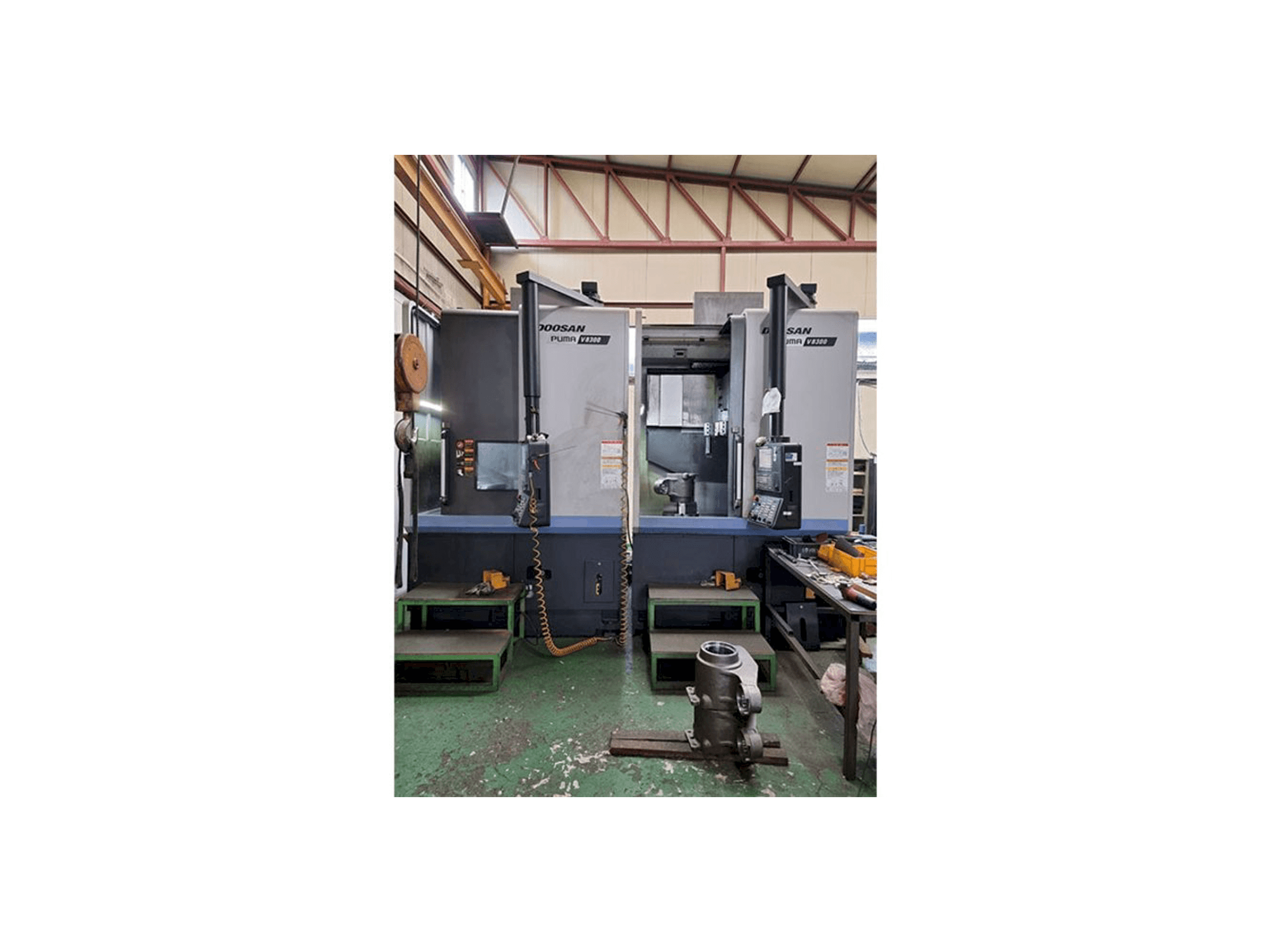 Frontansicht der Doosan Puma V8300 Maschine