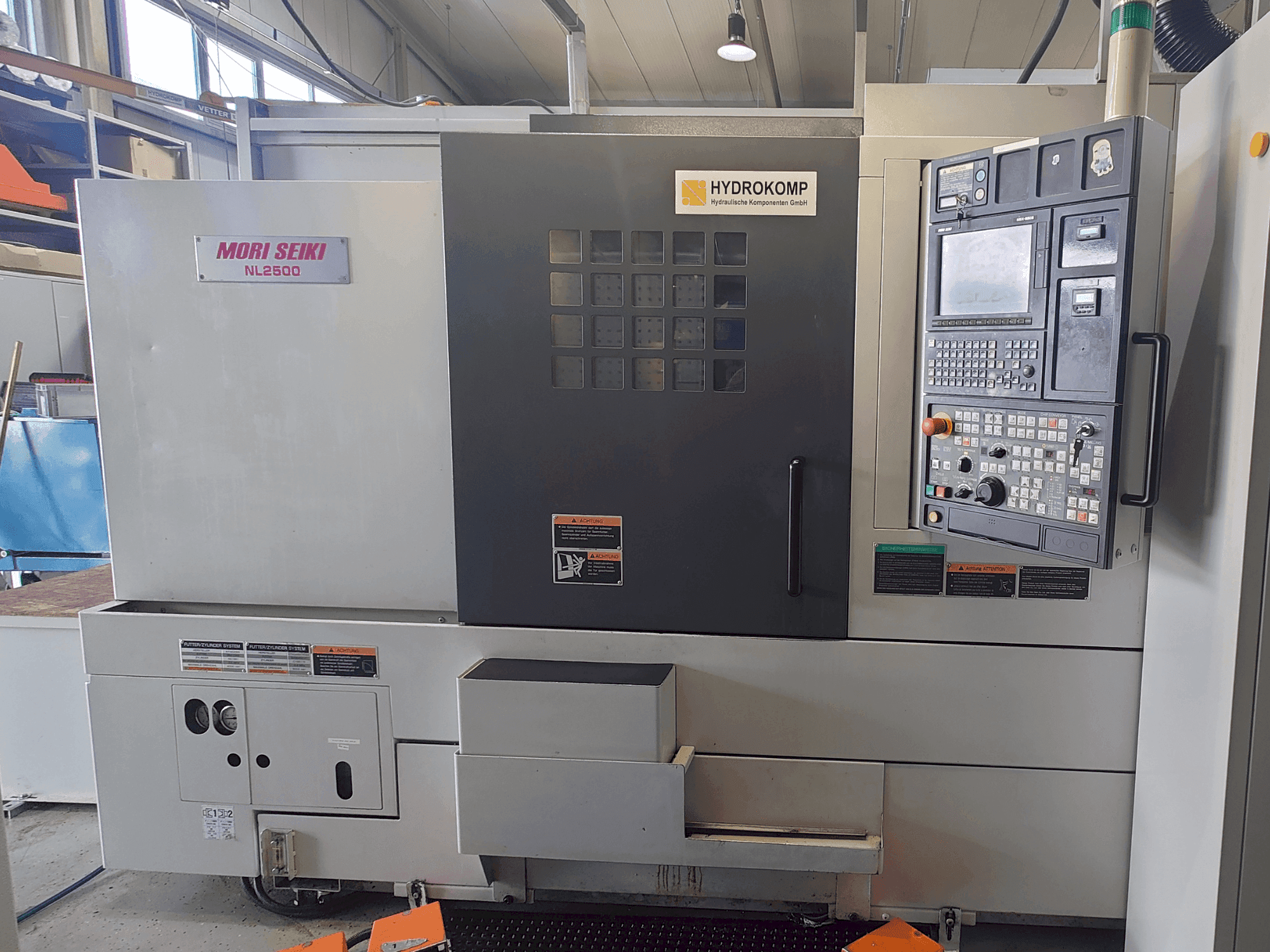 Frontansicht der DMG Mori Seiki NL2500SY/700 Maschine