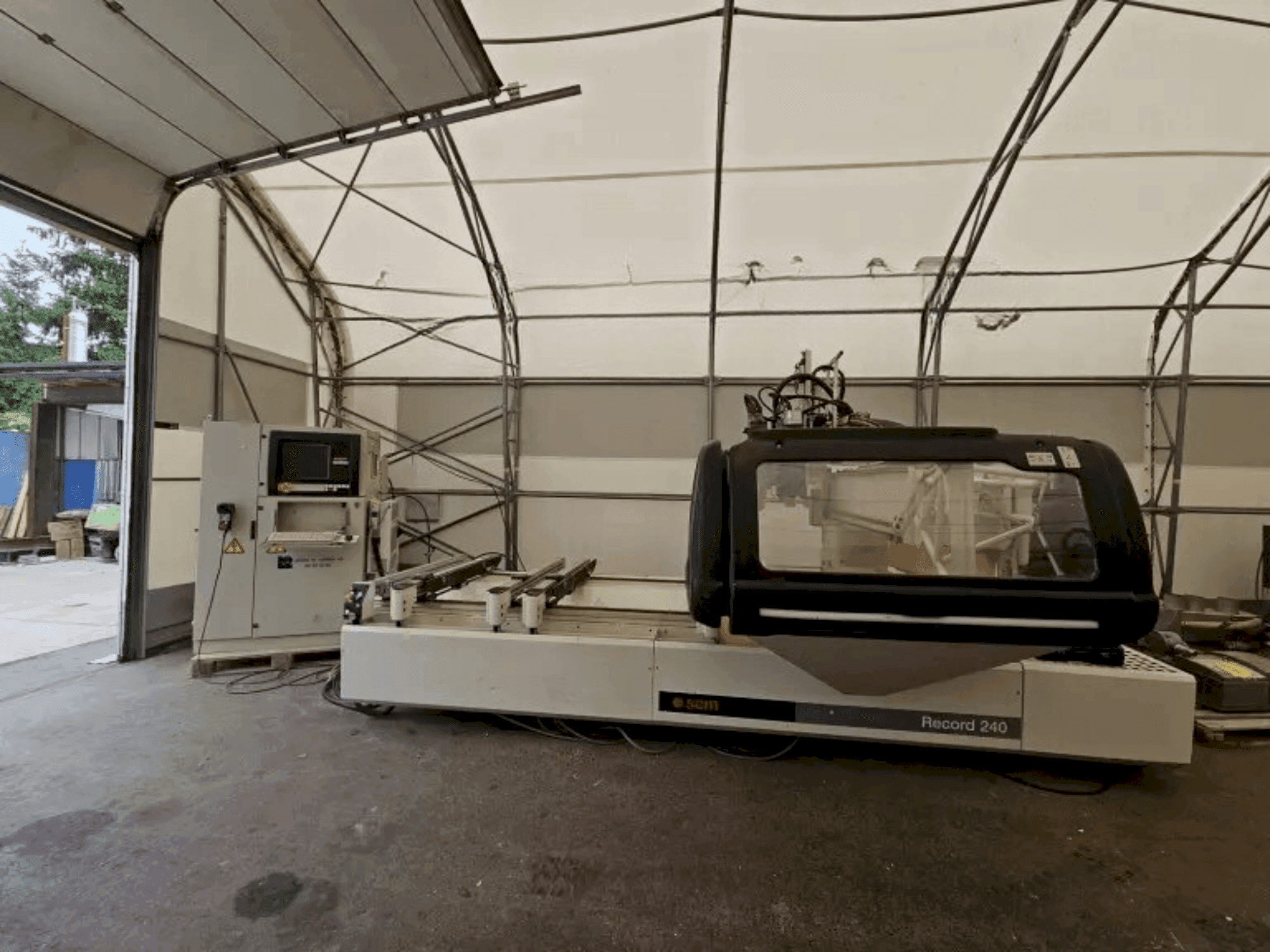 Frontansicht der SCM Record 240 TV Maschine