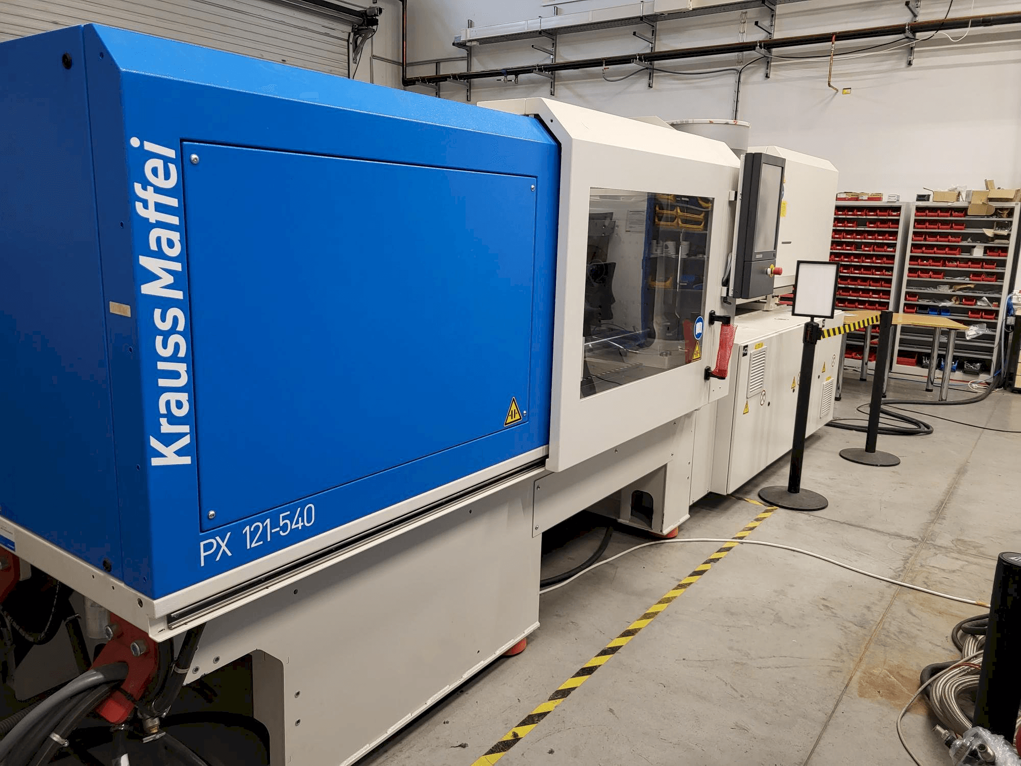 Linke Seitenansicht der Krauss Maffei PX 121-540 Maschine