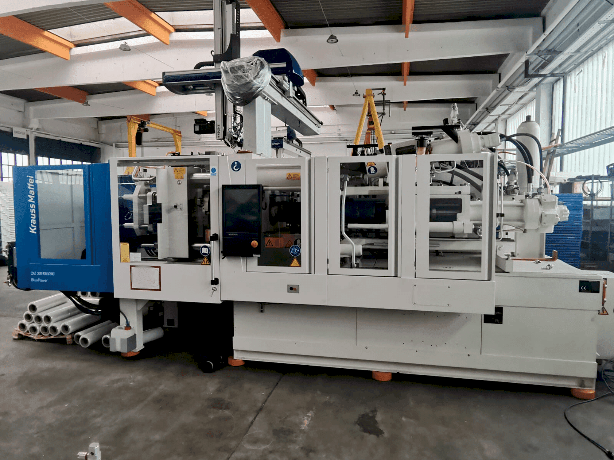 Frontansicht der Krauss Maffei 200-1000-380 CX Z Maschine