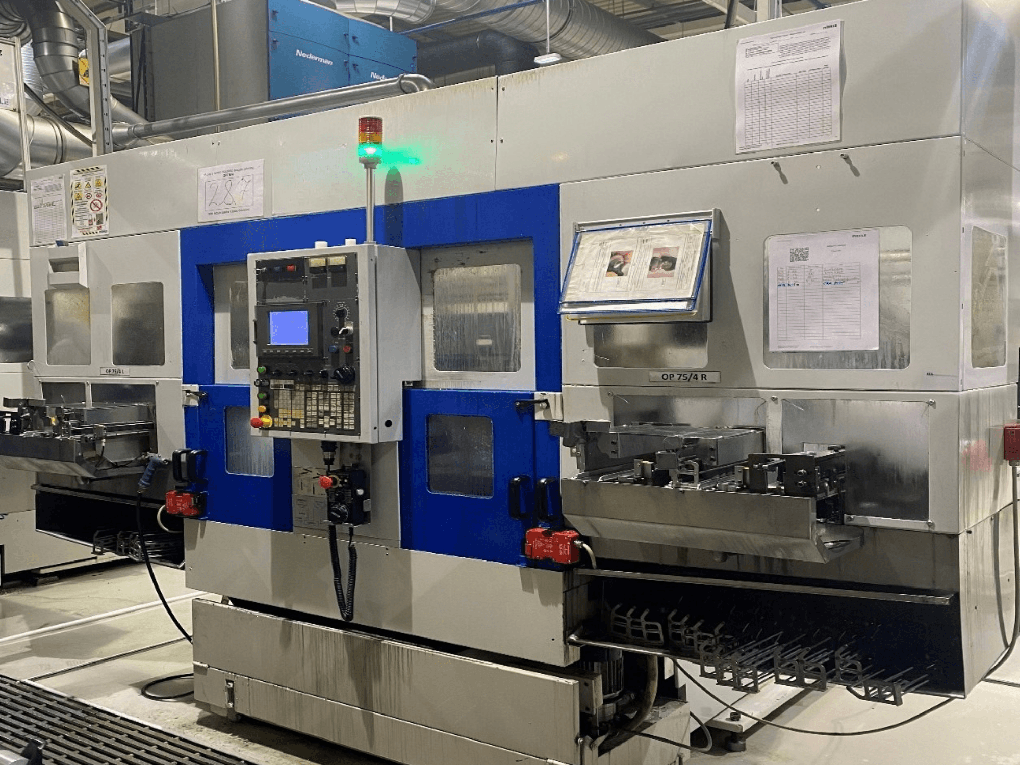 Vorderansicht einer horizontalen Drehmaschine vom Typ MURATA MZ60, auf der das Bedienfeld, die Anzeigen und der Werkzeughalter zu sehen sind.