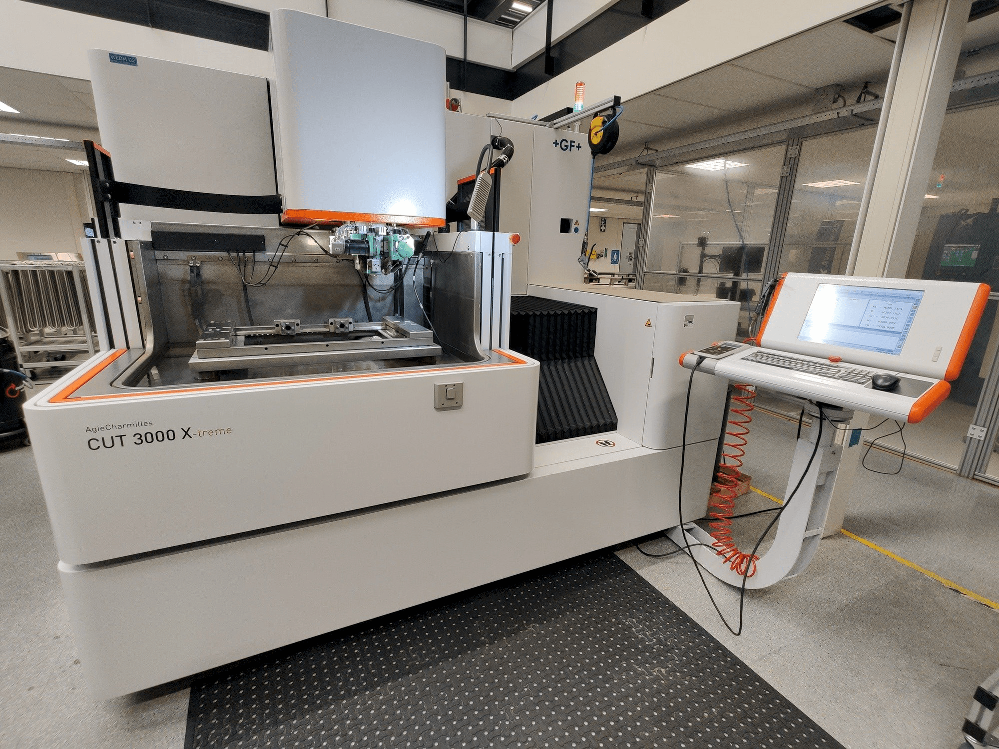 Frontansicht der GF AgieCharmilles CUT 3000 X Maschine