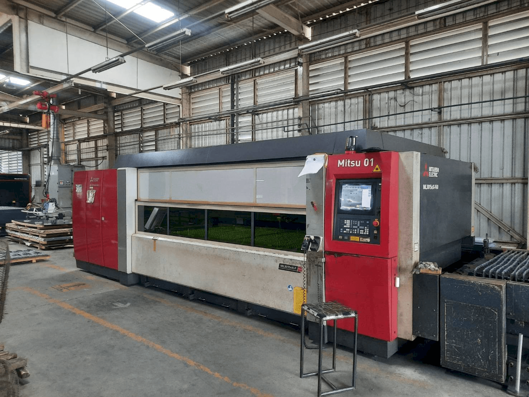 Frontansicht der Mitsubishi ML3015eX F60 Maschine