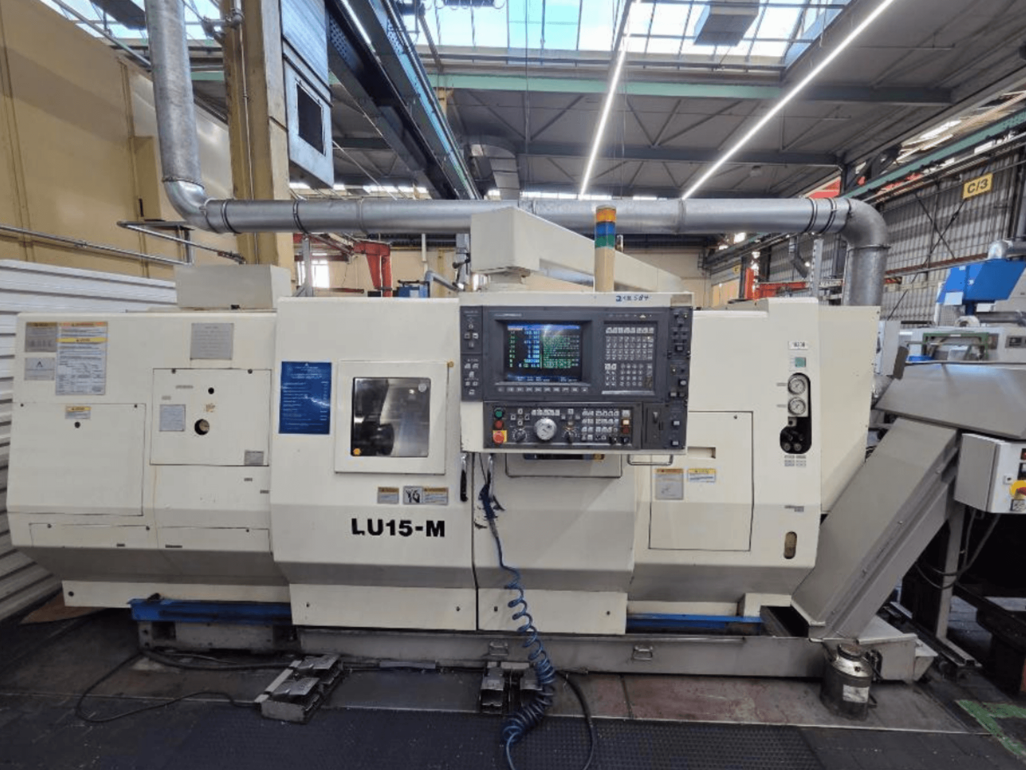 Okuma LU15 M-2SC 1000 Horizontal-Drehmaschine, Vorderansicht mit Bedienfeld und Maschinenfunktionen in einer Werkstattumgebung.