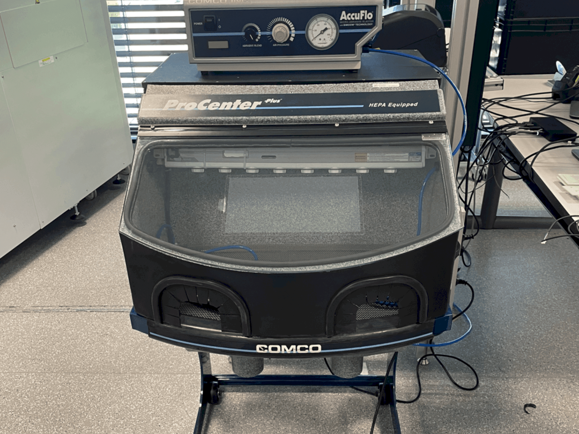 Frontansicht der COMCO CTR201-2 Maschine