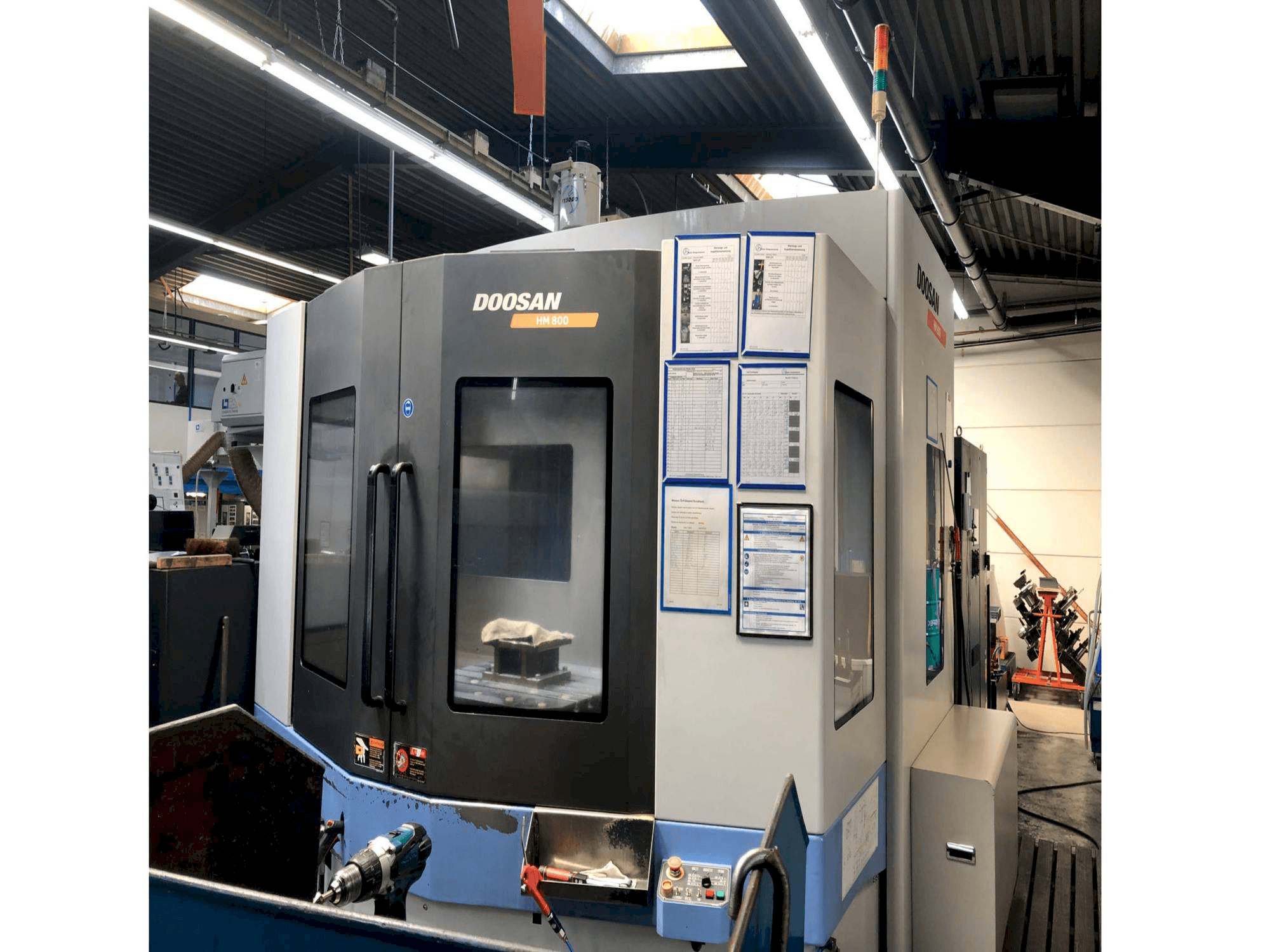 Frontansicht der Doosan HM 800 Maschine