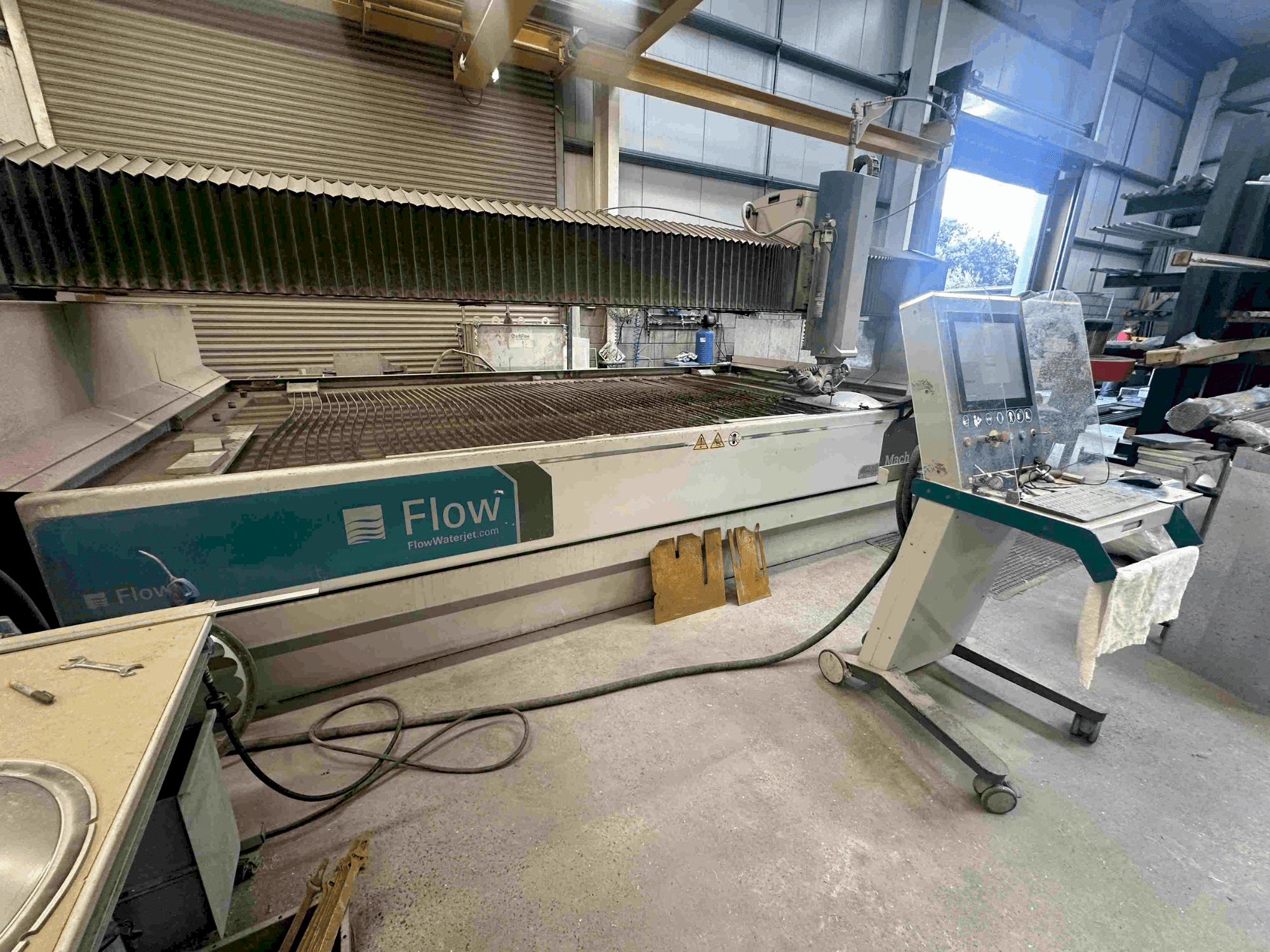 Frontansicht der Flow Mach 500-4020 Maschine