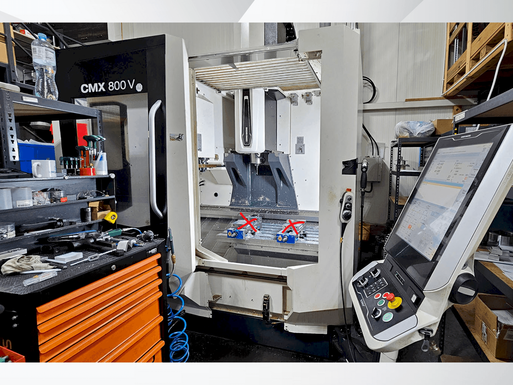Frontansicht der DMG CMX 800V Maschine