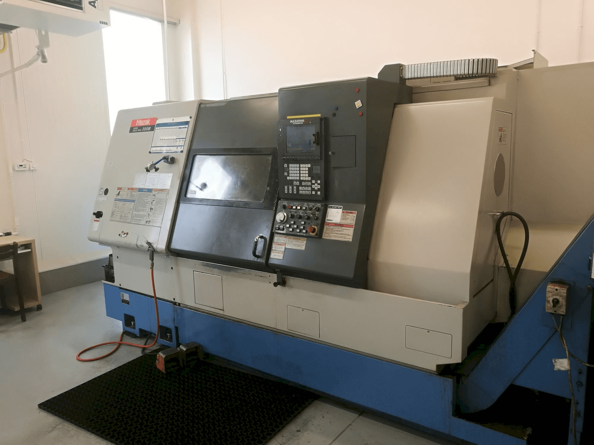 Frontansicht der Mazak SQT-300M Maschine