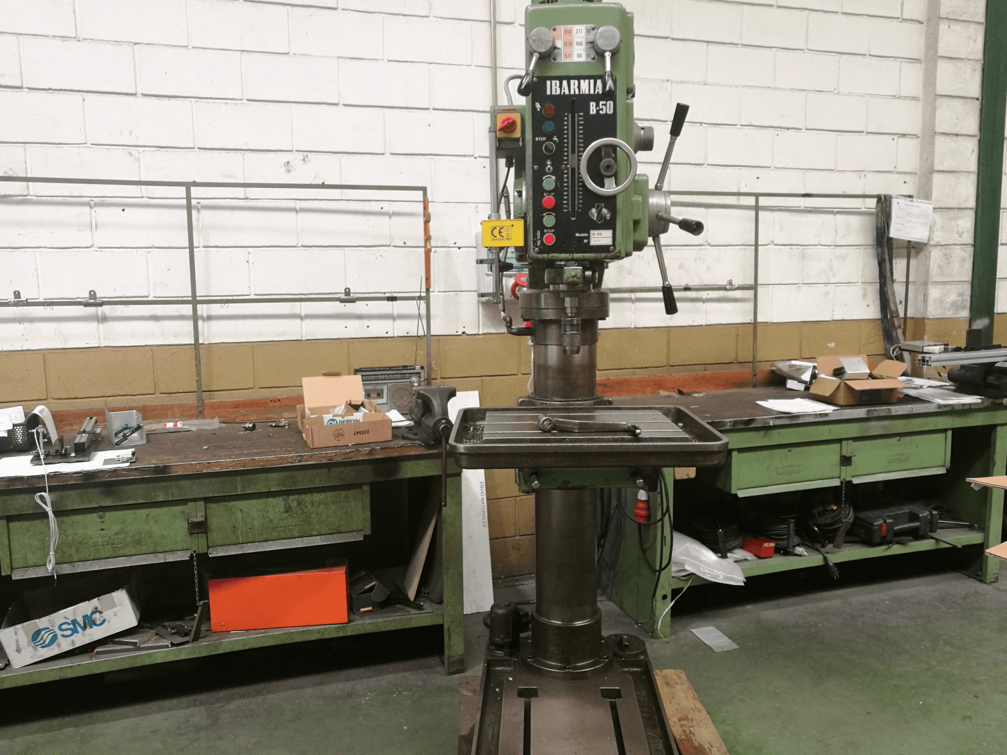 Frontansicht 1 der IBARMIA B-50 Maschine