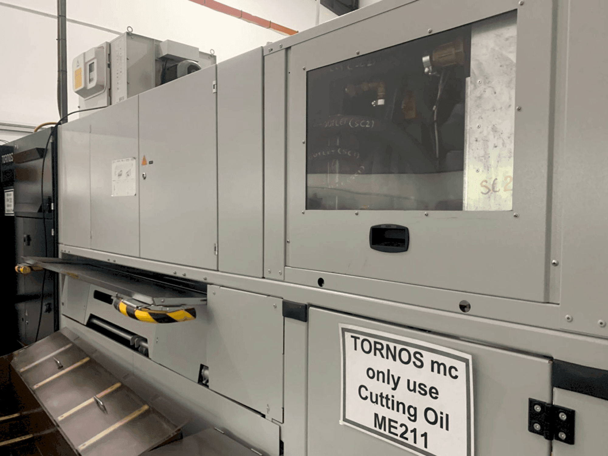 Frontansicht der TORNOS MultiSwiss 6x16 Maschine