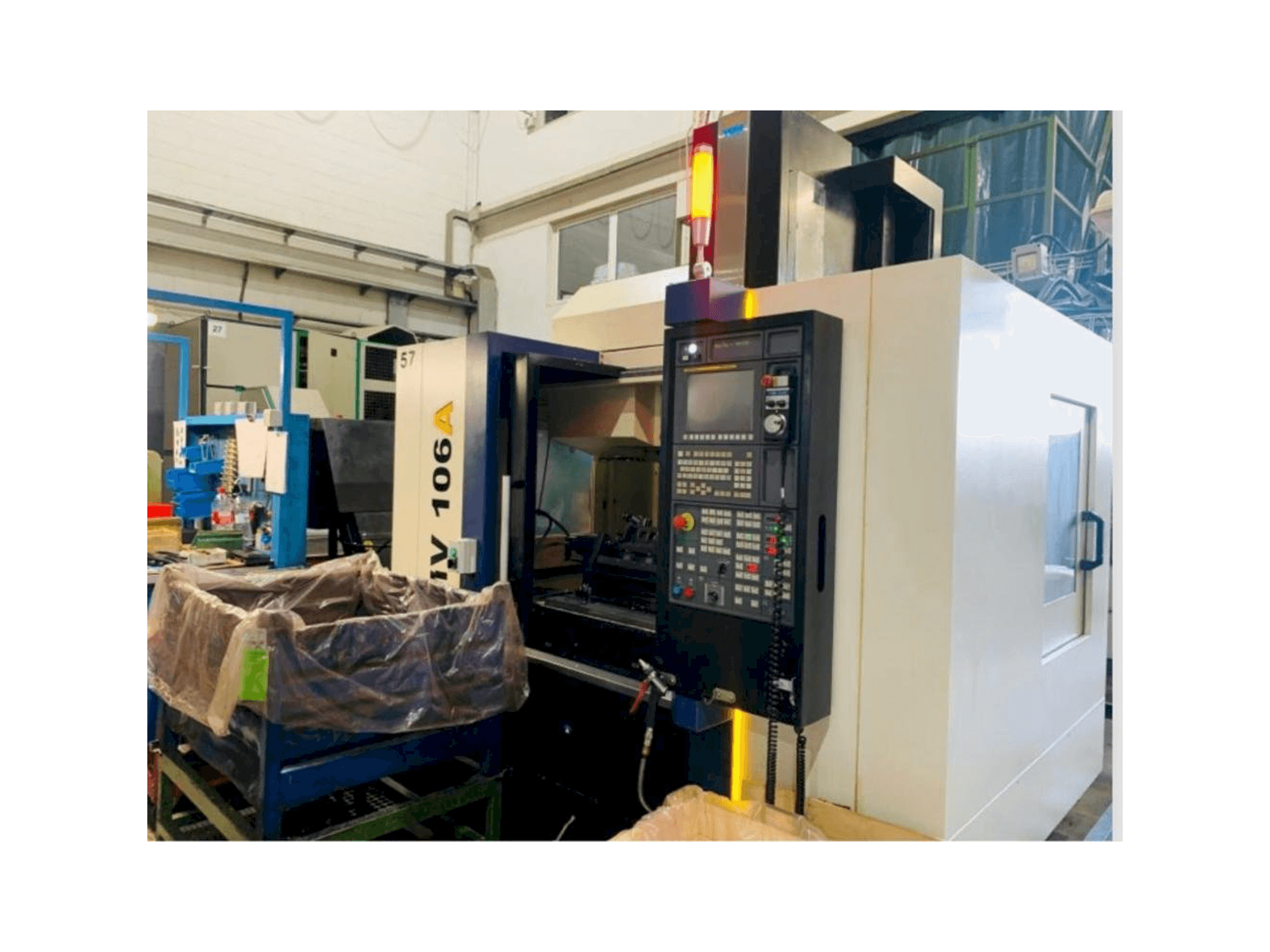 Frontansicht der YCM NMV106A Maschine