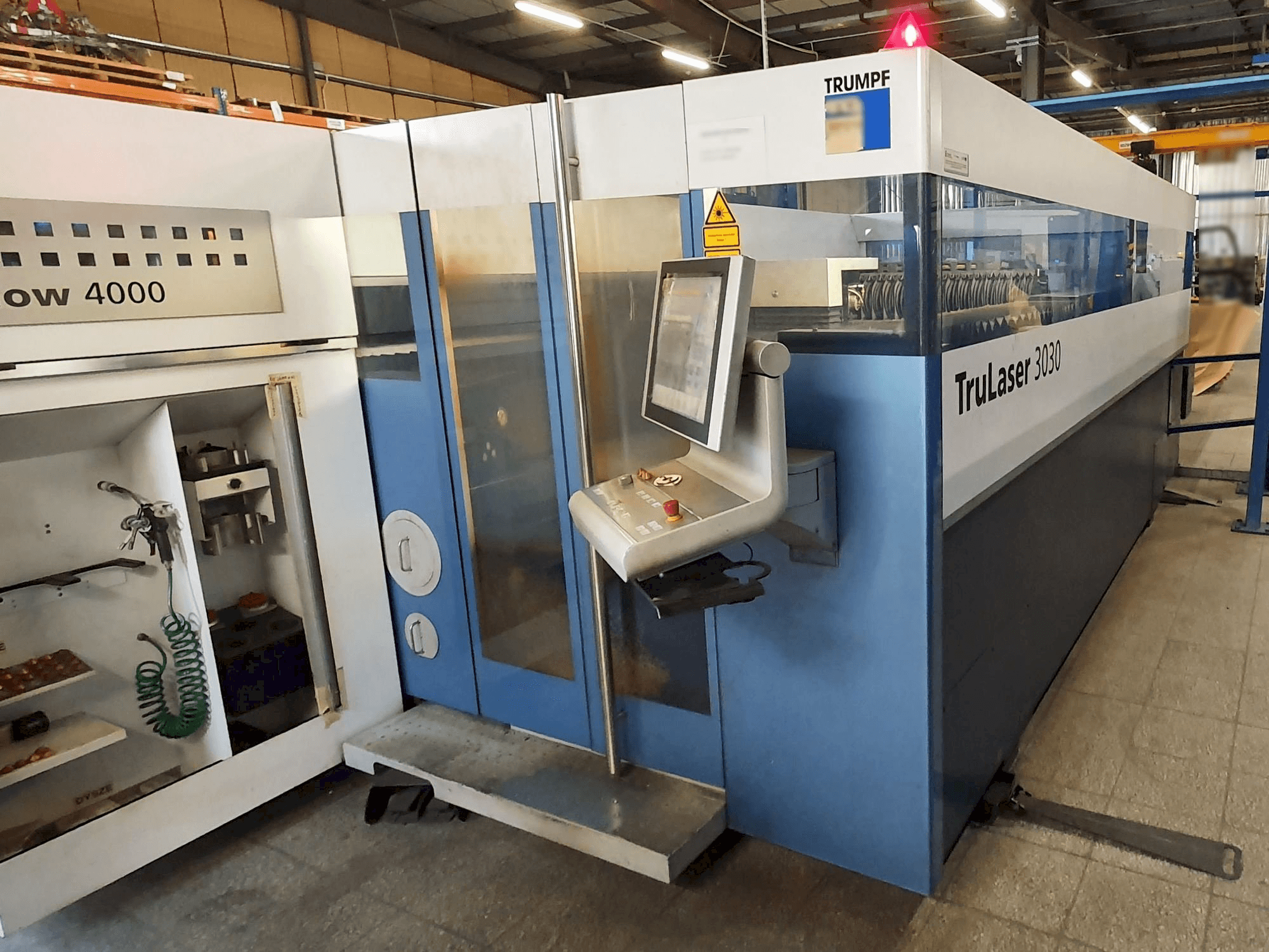 Frontansicht der Trumpf TruLaser 3030 Maschine