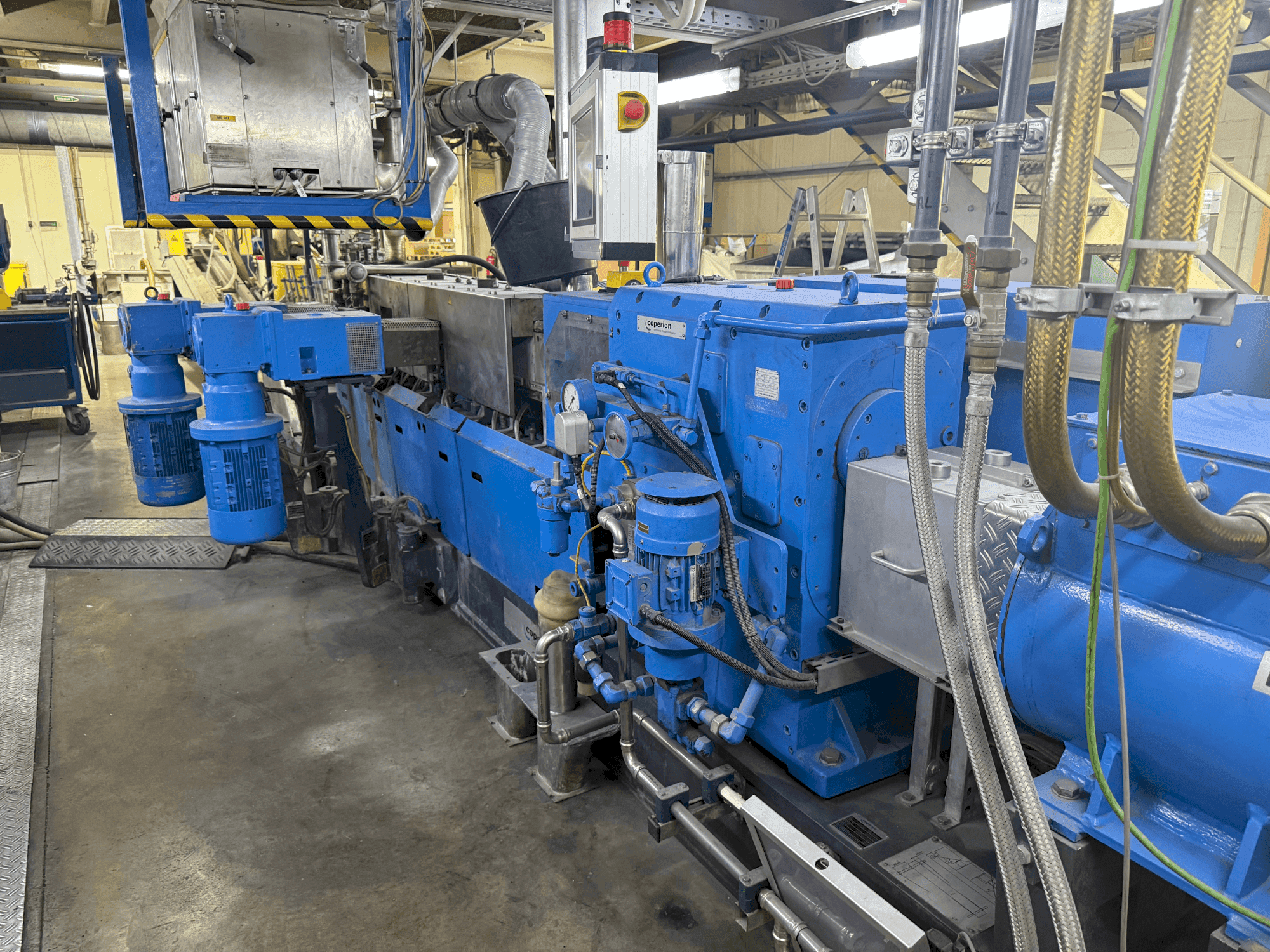 Frontansicht der COPERION ZSK 50 MCC+ Maschine