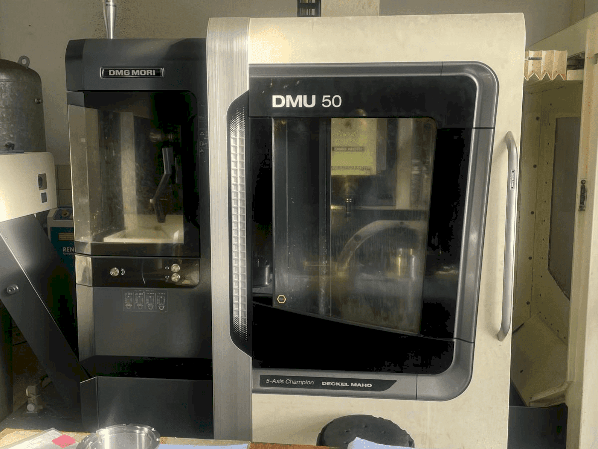 Frontansicht der DMG MORI DMU 50 Maschine