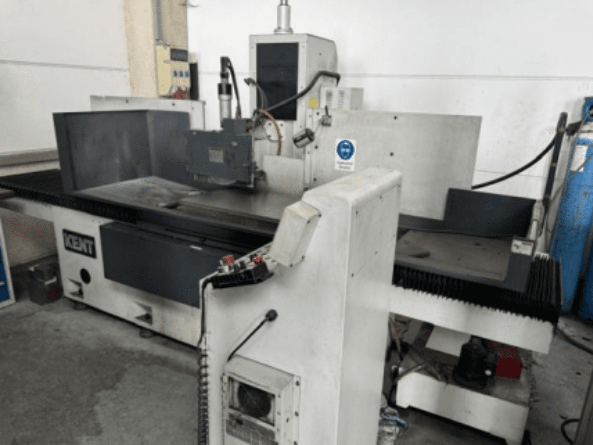 Flachschleifmaschine Kent KOS-510V.MA2 in der Vorderansicht, mit Blick auf das Bedienfeld und den Schleifbereich.