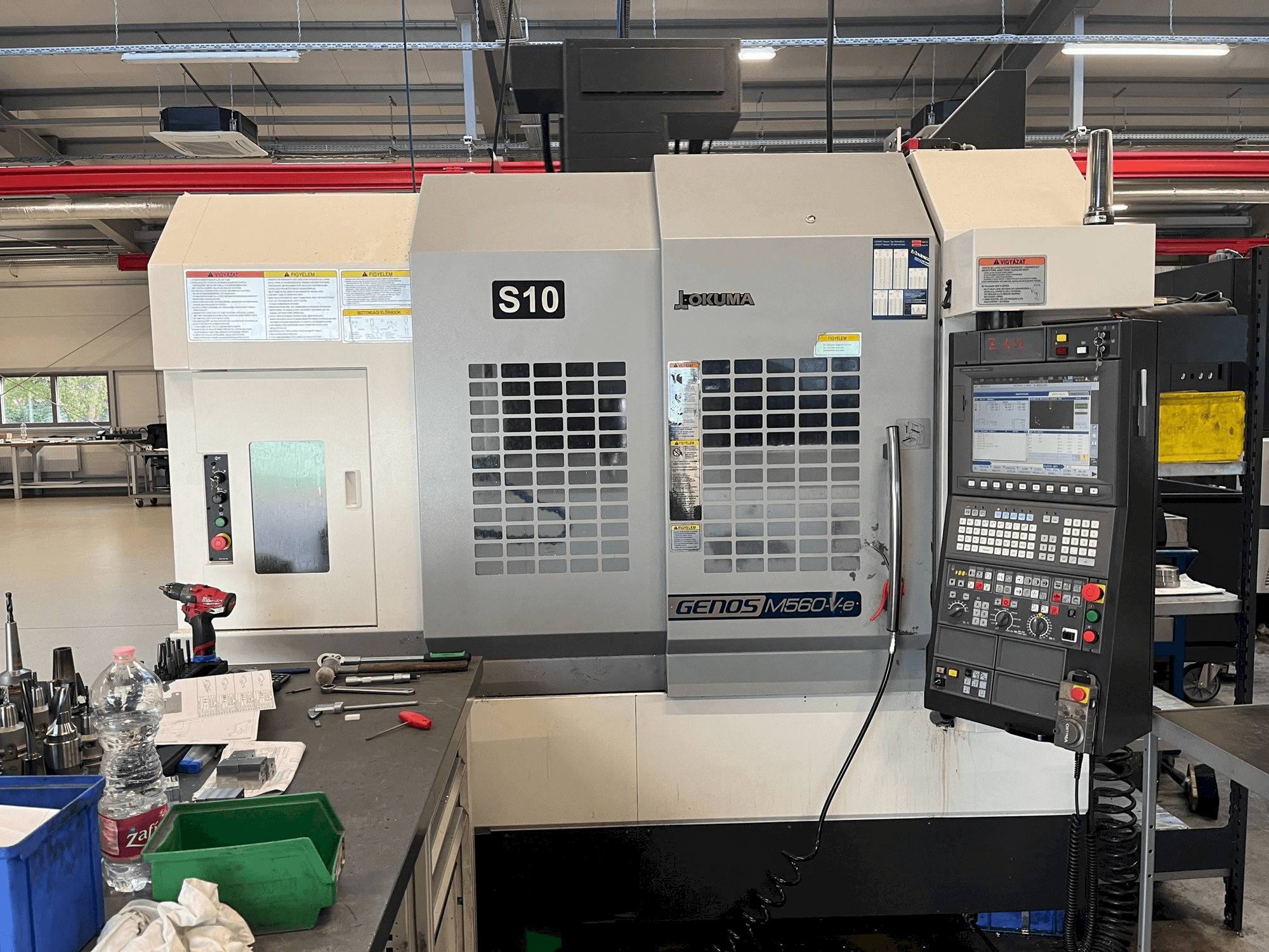 Frontansicht der Okuma GENOS M560R Maschine