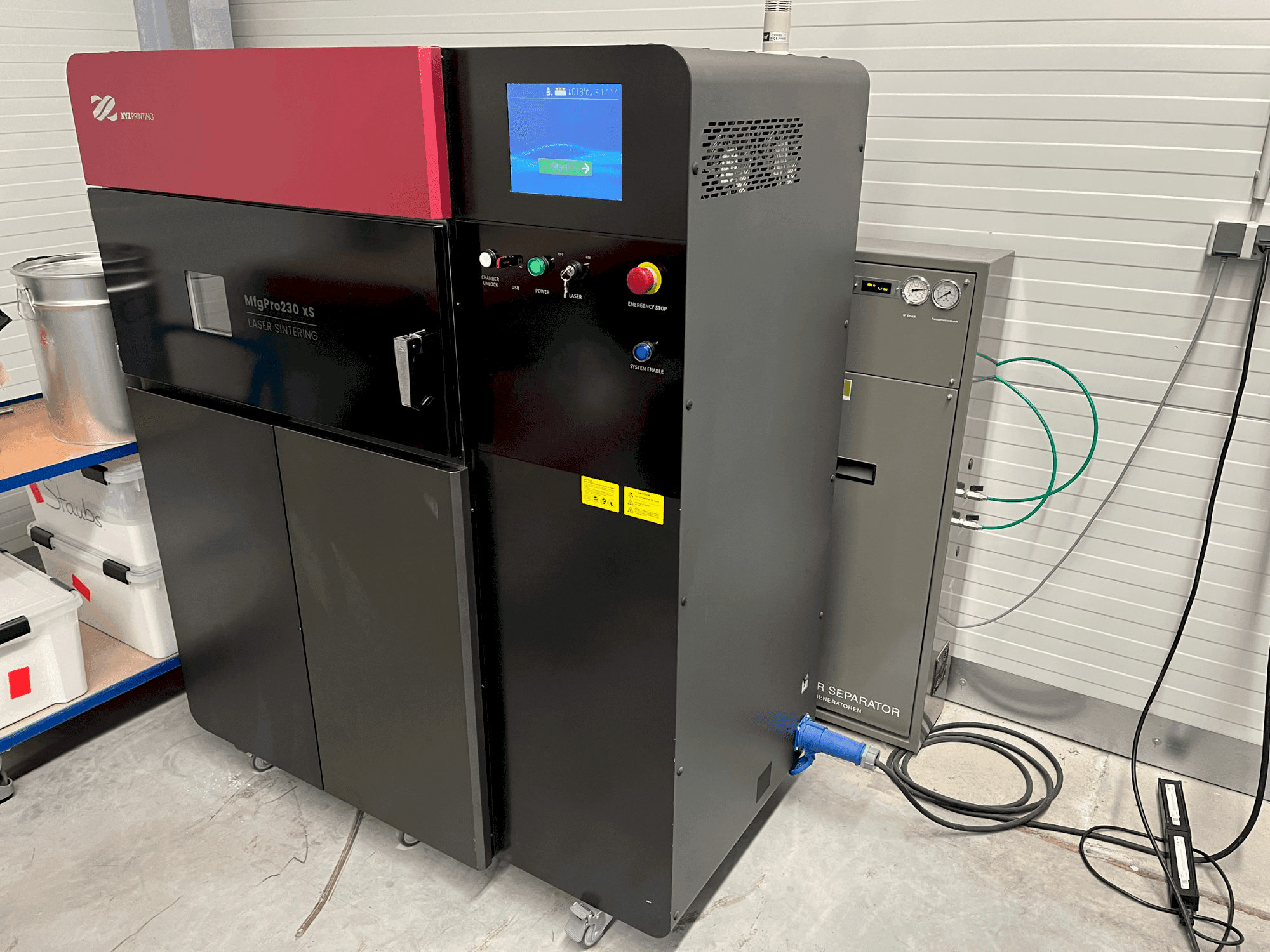 Frontansicht der XYZ MfgPro230 xS (2022) Maschine