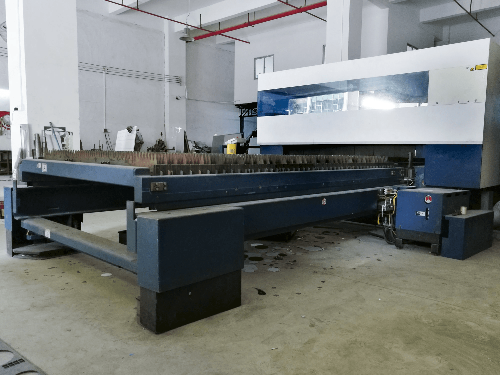 Rechte Tischansicht der Trumpf TruLaser 3030 Maschine