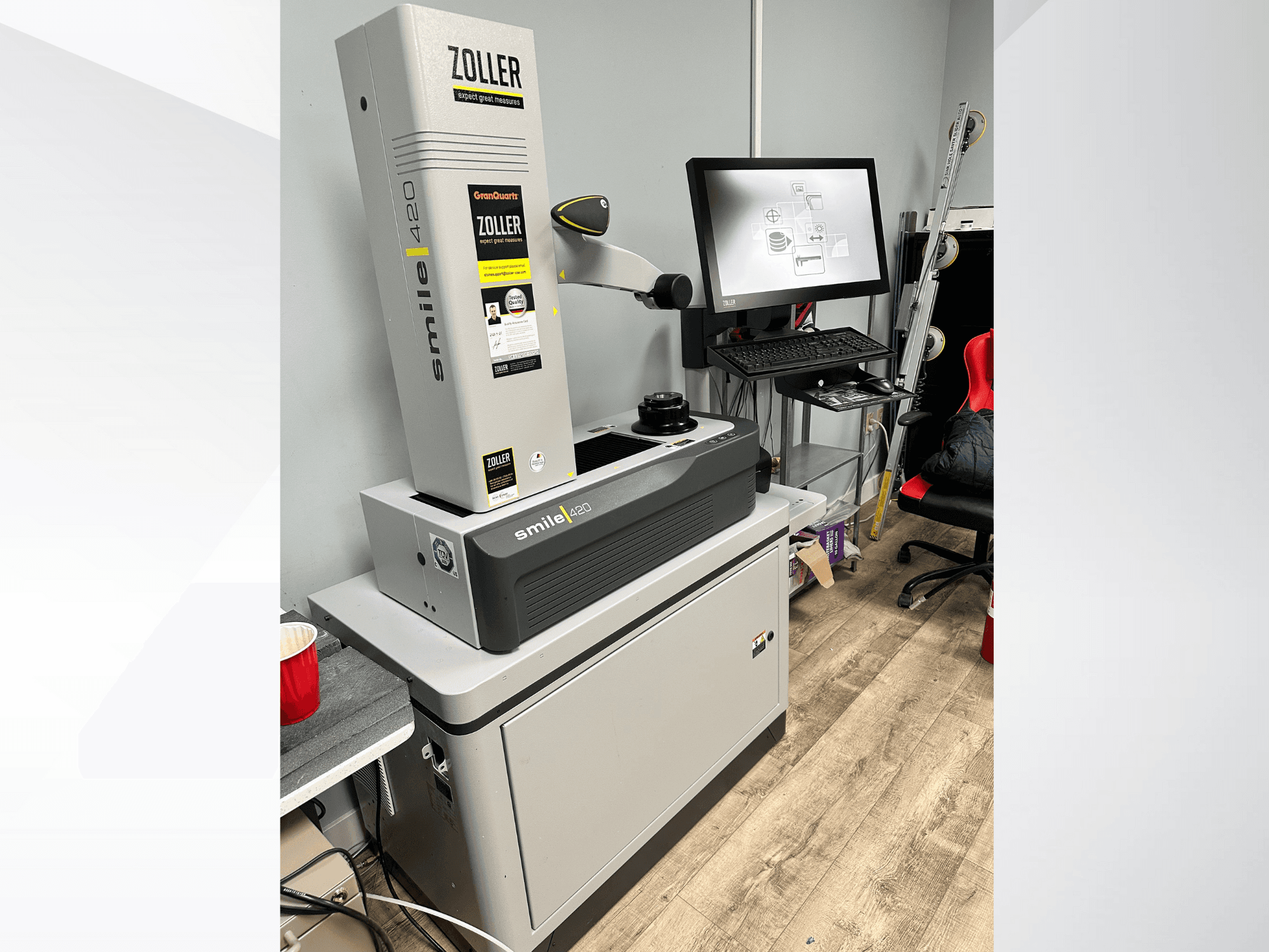 Zoller Smile 420, eine digitale Messmaschine, in der Vorderansicht mit einem Monitor und einem Arbeitsbereich im Hintergrund.