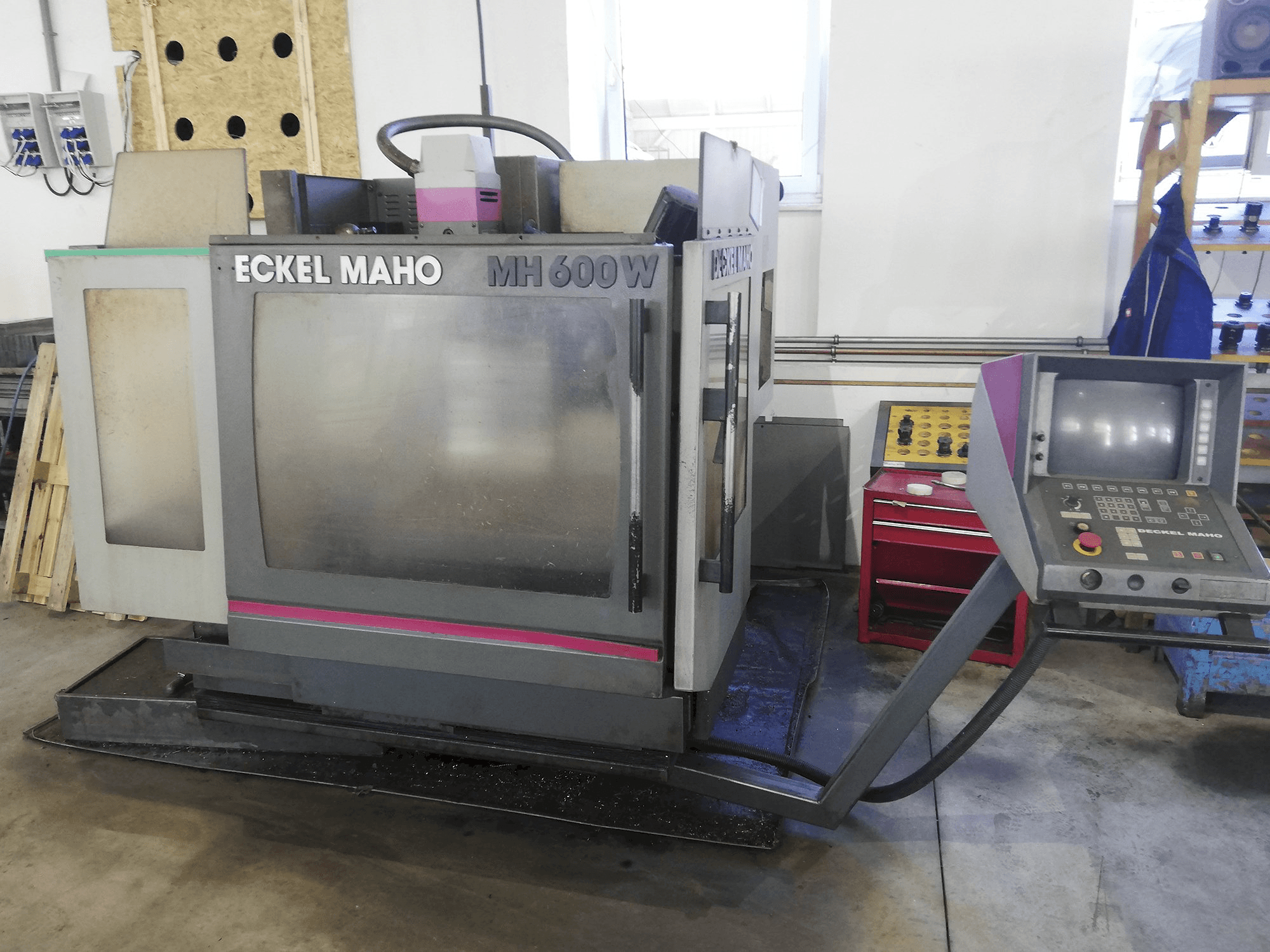 Frontansicht der DECKEL MAHO MH 600 W Maschine